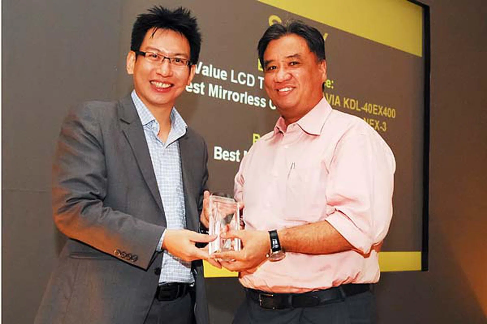 Sony won three awards this year, including both Editor's Choice and Reader's Choice in the mirrorless interchangeable lens camera categories. Mr. Leon Peraira, Corporate Communications Division, Sony Electronics Asia Pacific Pte. Ltd., was on hand to receive the awards.