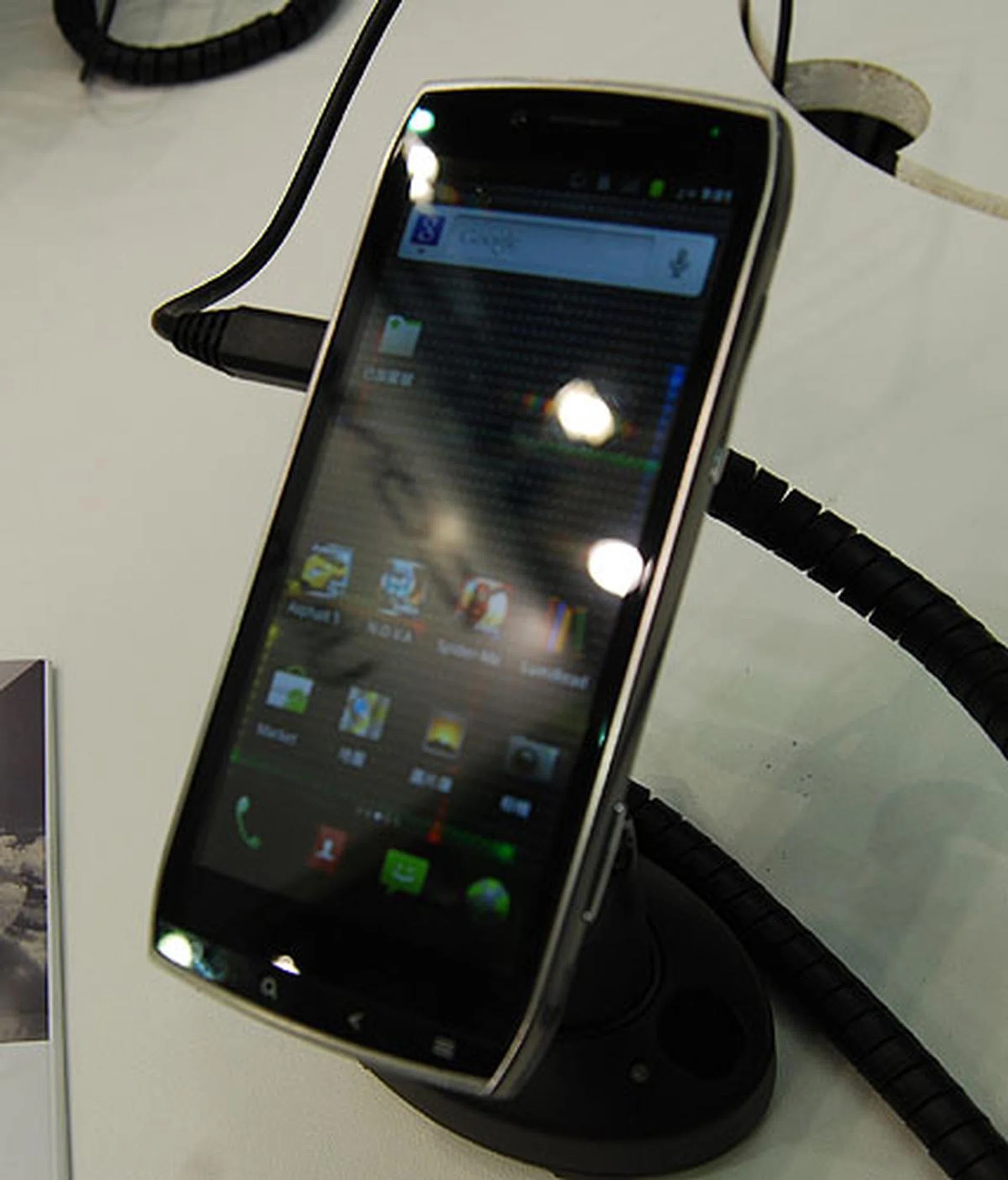 Tablet or smartphone? That's the impression we get from the Iconia Smart, which runs Android 2.3 and has a rather large 4.8-inch HXGA capacitive multi-touch screen. A Qualcomm Snapdragon MSM8255-1 1GHz processor is found inside.