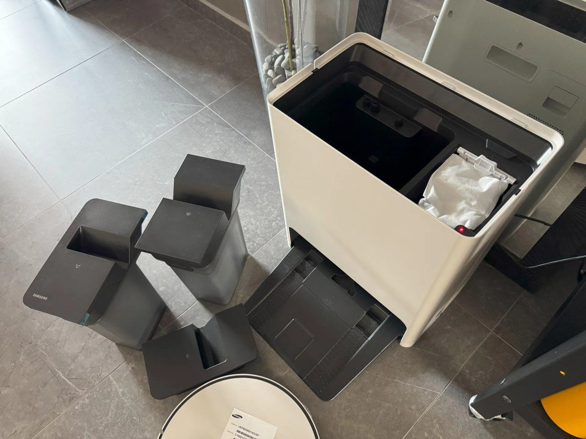 Inside, three compartments for dirty water, clean water, and a dust bag. Photo: HWZ