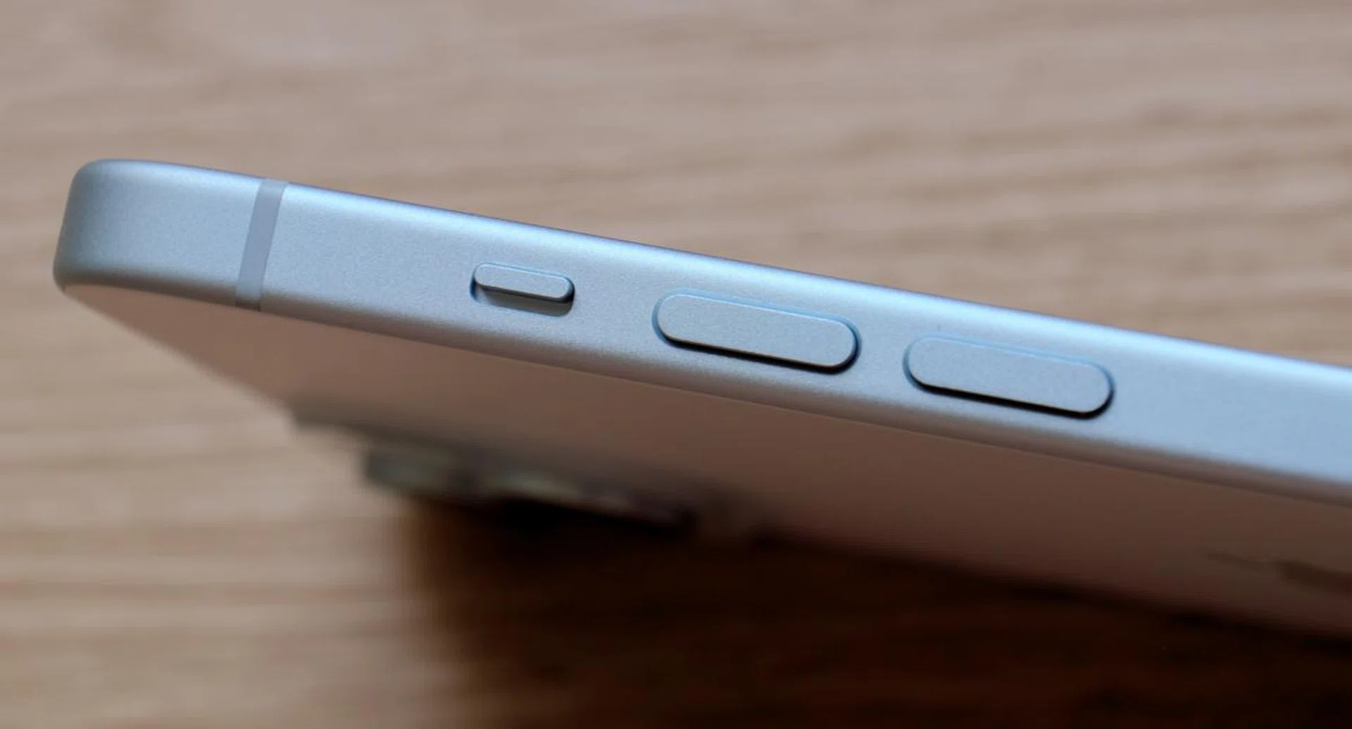 No Action Button, the iPhone 15 and 15 Plus still feature mute switches.