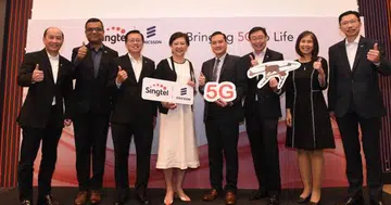 Image source: Singtel. From left to right:
Yuen Kuan Moon, CEO Consumer Singapore, Singtel
Nitin Bansal, Head, Network Solutions, Southeast Asia Oceania & India, Ericsson
Mark Chong, GCTO, Singtel
Chua Sock Koong, GCEO, Singtel
Tan Kiat How, CE, IMDA
Bill Chang, CEO, Group Enterprise, Singtel
Aileen Chia, Deputy CE, IMDA
Tay Yeow Lian, MD, Networks, Singtel
