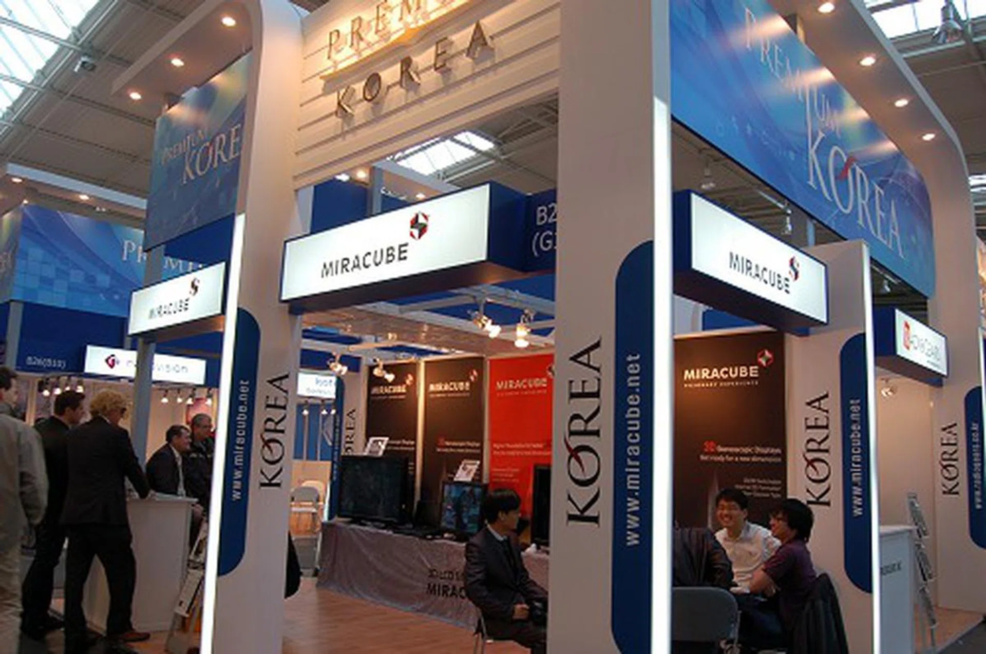  Miracube, a Korean company, specializes in 3D displays.  