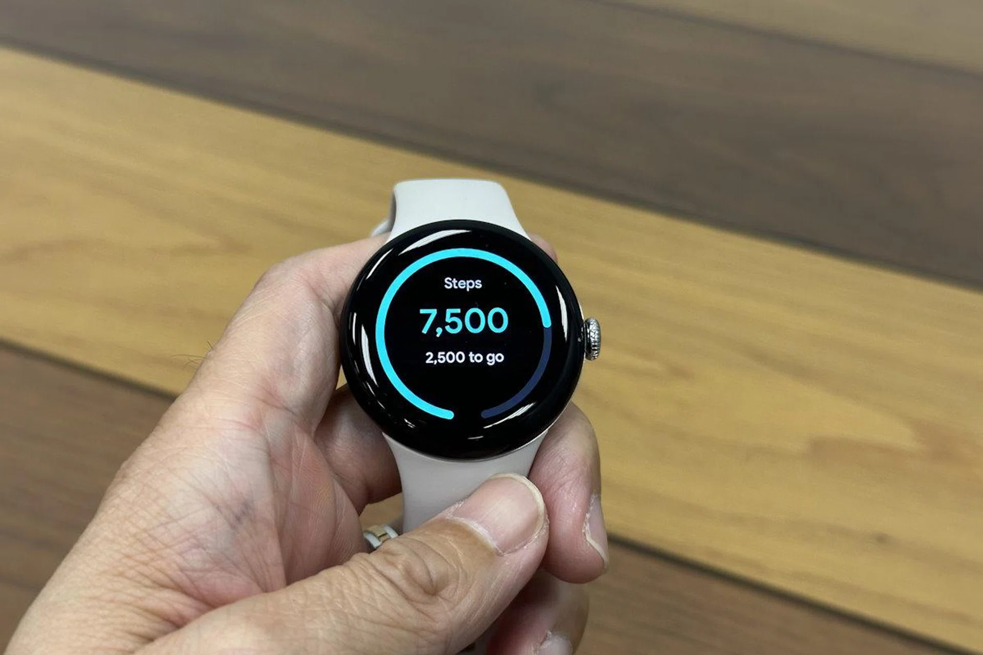 Don't let the the 3D glass fool you, the blue steps ring is basically where the display actually ends. Beyond that is just a big black bezel.