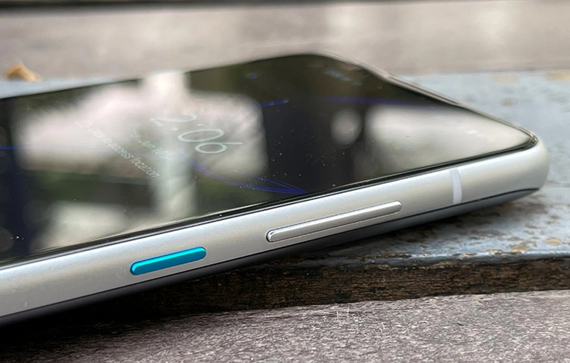 The sky blue for Smart Key (also the Lock button) is a nice touch if a little incongruent with the design.