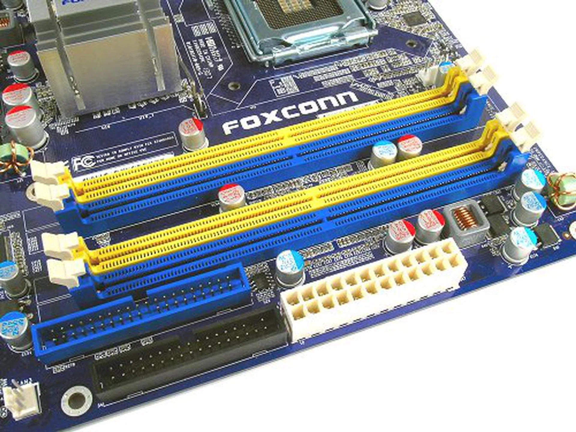 Like many first generation P35 motherboards, initial memory support that you'll most likely see will be DDR2 only, though a hybrid DDR2/DDR3 design would have given the P35A much more retaining value.

