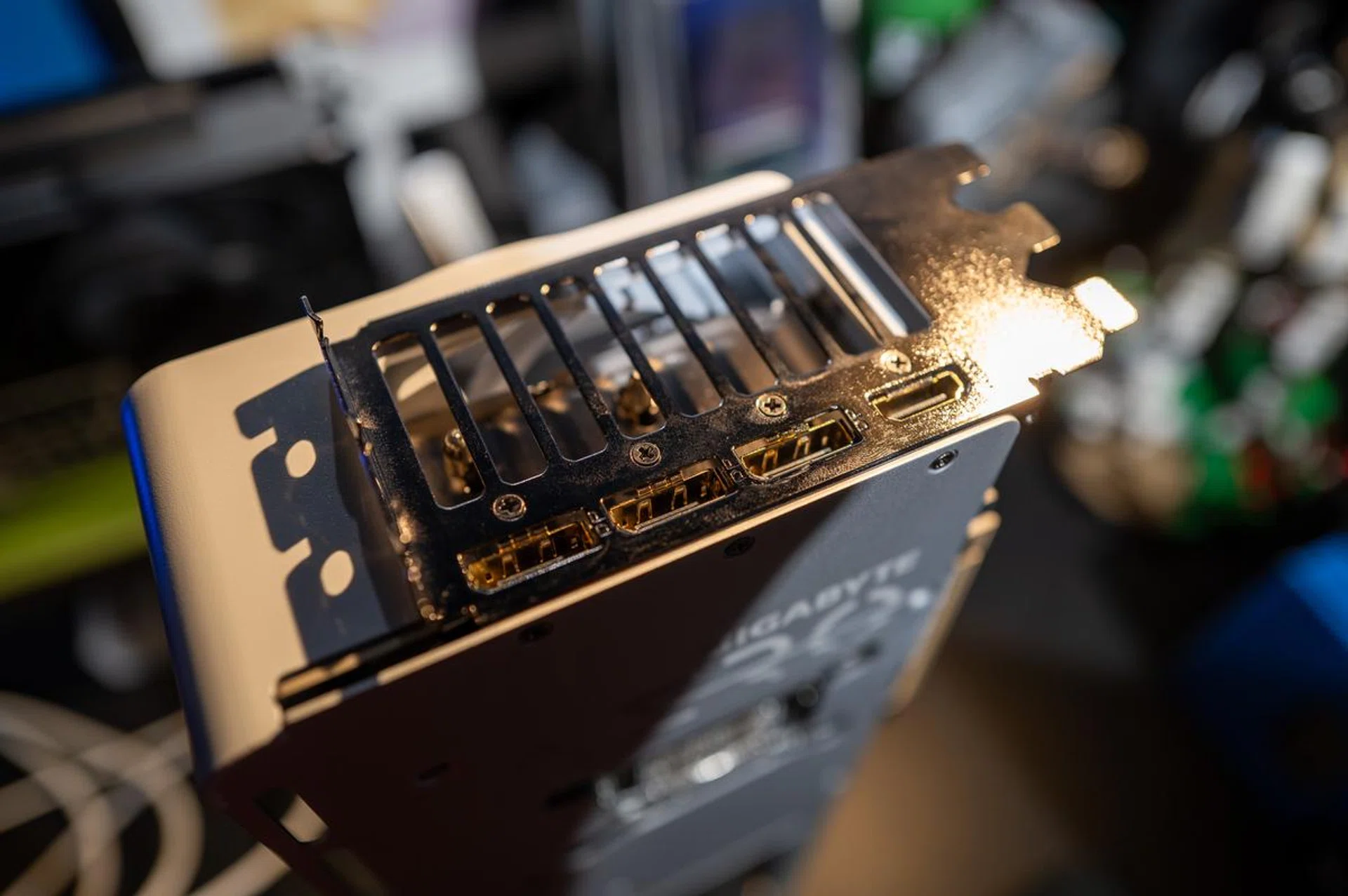 The card comes with three DisplayPort and one HDMI outputs. Image: HWZ