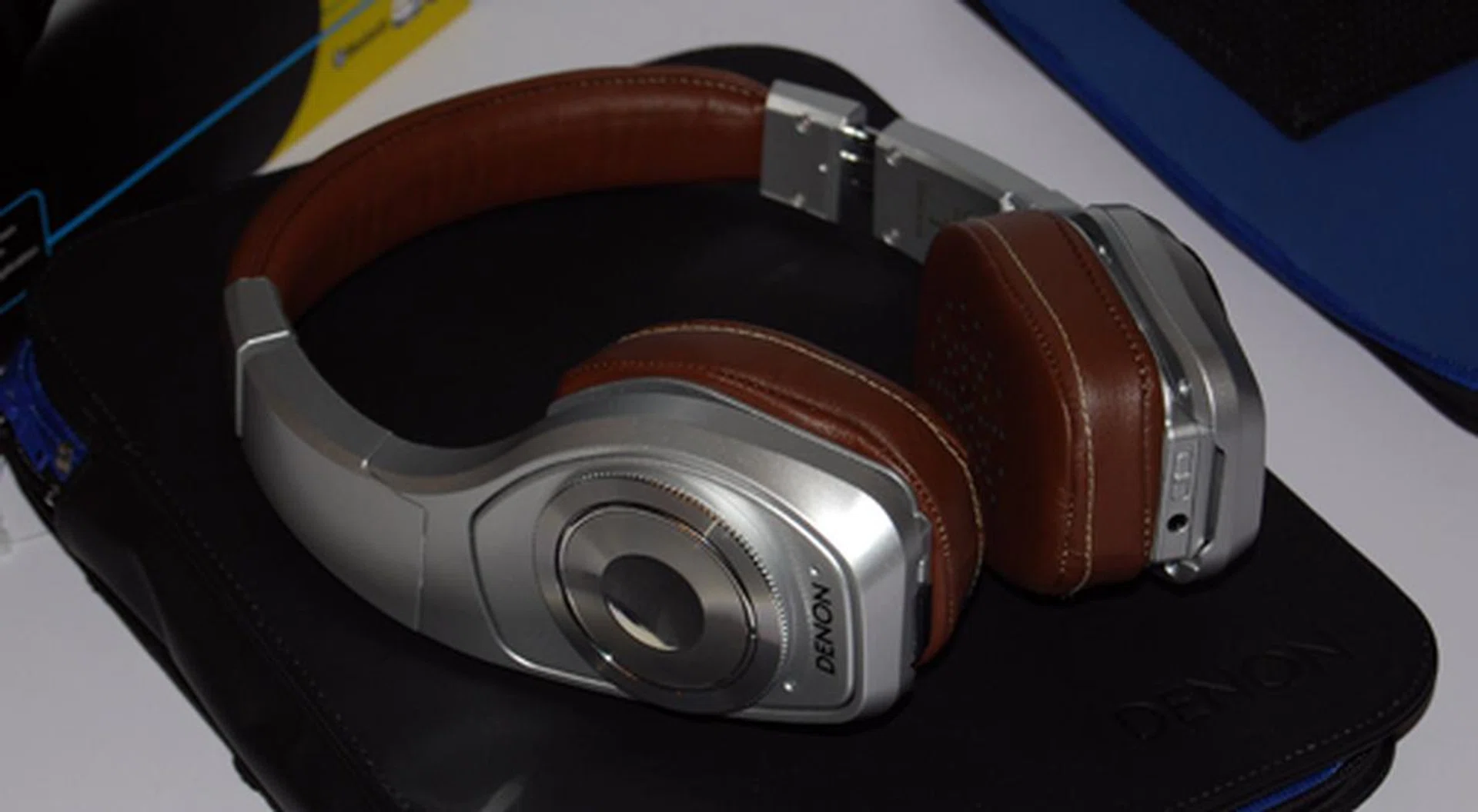 Silver, sexy and sleek, the AH-NCW500 comes with digital noise-cancelling technology.
