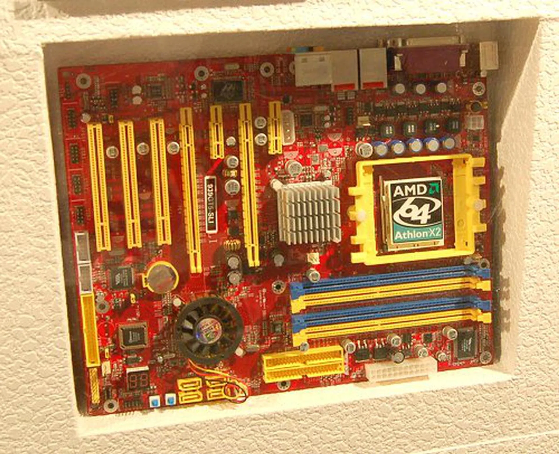 One of two motherboards that caught our attention was the Jetway 939GT5-SLI. This gives users 10 USB 2.0 ports, 2 x PCI-E x16 slots, Gigabit LAN, 4 x ATA-133 IDE slots, and 4 x SATA2 jacks.