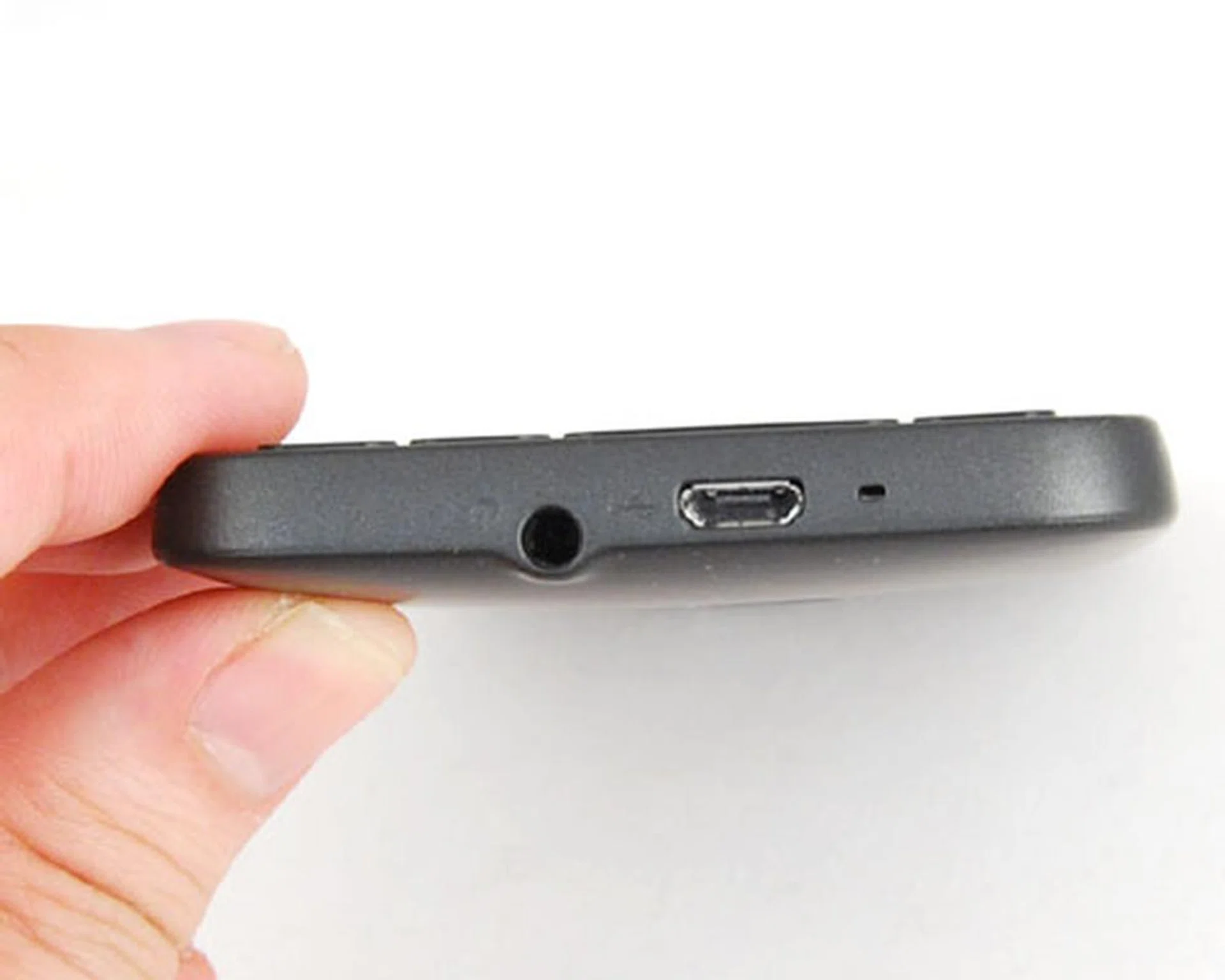 The 3.5mm audio jack and microUSB port side-by-side. Things can get a little cramped if you plug in your power cable while listening to music on your own set of cans.