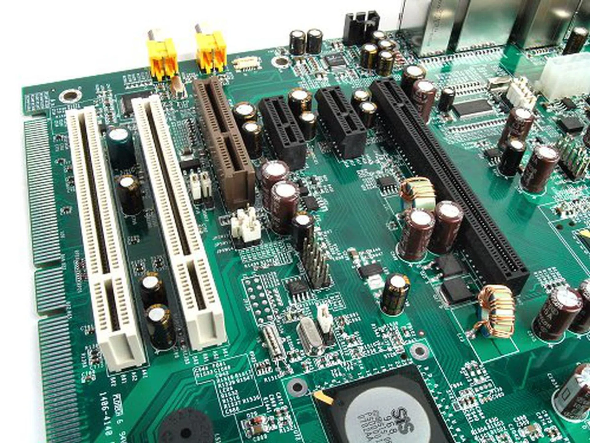 The SiS672FX supports one PCIe x16 slot (Northbridge) and two PCIe x1 slots (Southbridge). The middle slot on the board looks like an AMR slot, but remember that this is not a retail reference board, you don't have to worry about the weird looking slots and contacts seen here.