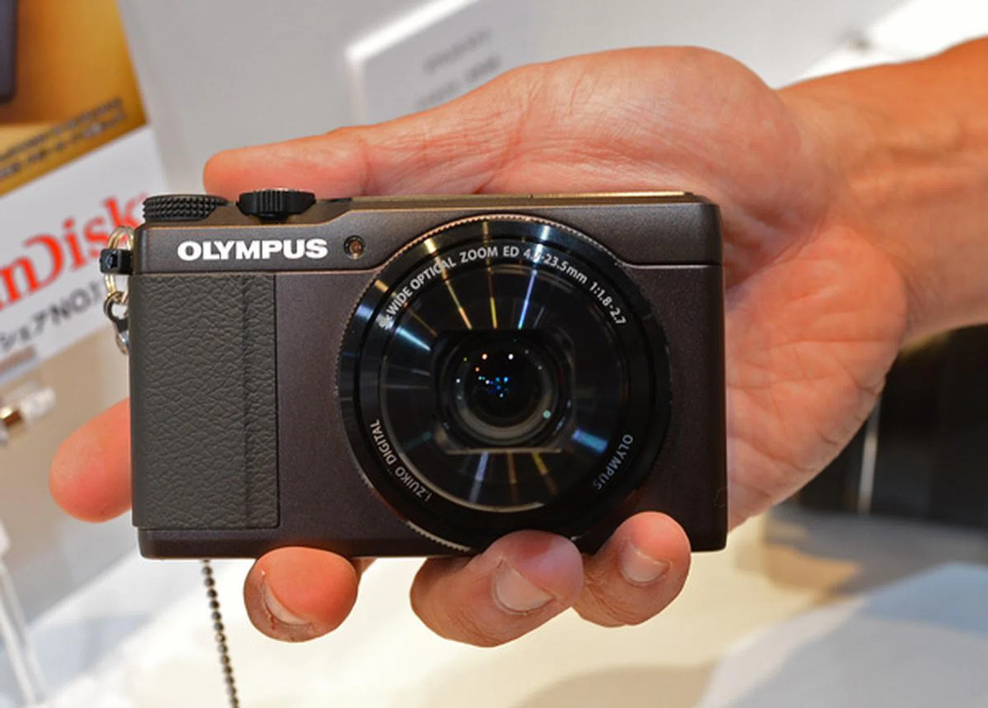 We are unsure if the autofocus issue in the XZ-10 is present in retail models, so stay tuned to our review to find out!