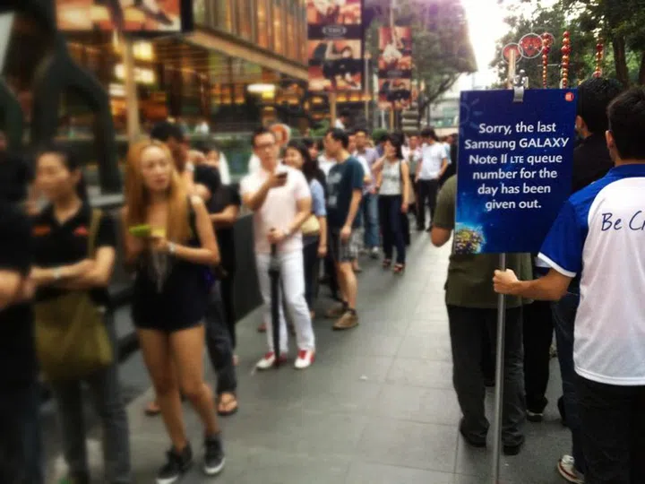 At about 5:40pm, all queue numbers for the Galaxy Note II LTE had been given out at M1. Reportedly, there were already about 300 people in queue at about 5pm. (Source: Samsung)