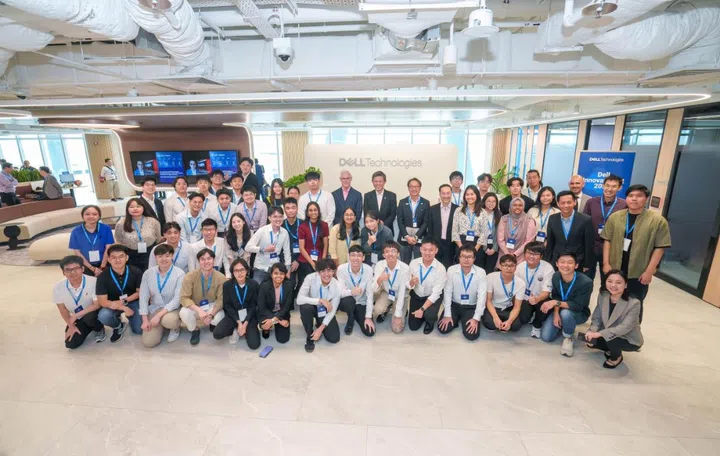 Minister Chan Chun Sing, Peter Marrs, President, Asia Pacific & Japan, Dell Technologies, Andy Sim, Vice President and Managing Director, Singapore, Dell Technologies, with student participants and partners at the finals of InnovateFest 2023.jpg