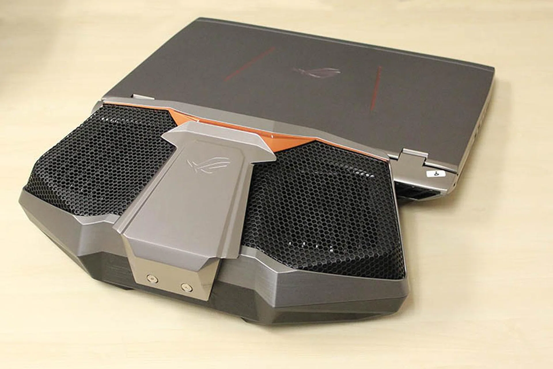 ASUS GX700 dock