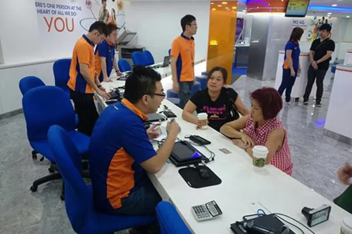 M1 Shops are opened from 8am this morning for customers to collect their devices. These two ladies were the first customers at M1's Paragon outlet. (Image source: Samsung.)