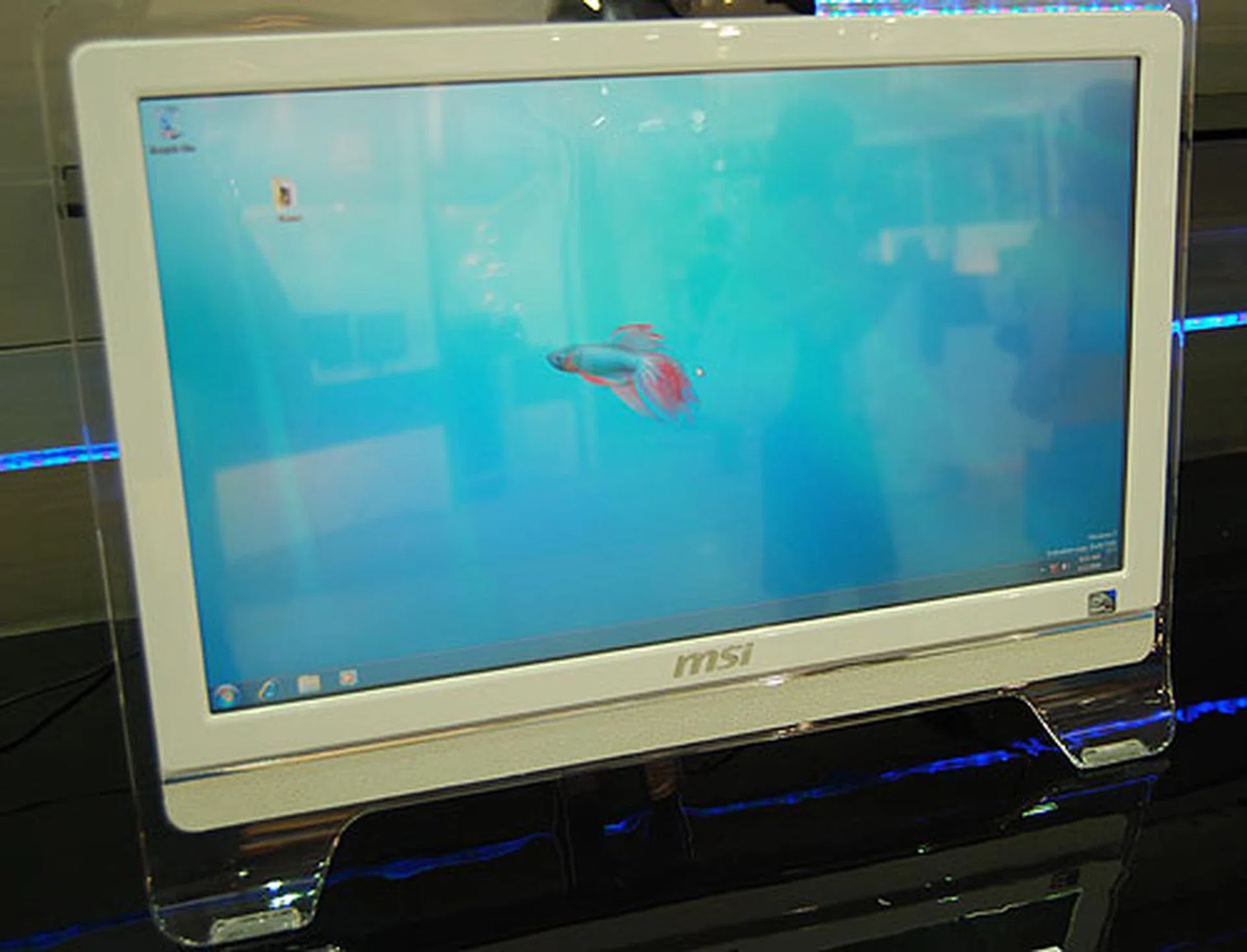 Moving onto the 20-inch display models, the AE2000 has a similar Atom 230 processor but buffs up the graphics department with an ATI Radeon HD 4300 graphics chip. Like the AE1900, it comes with Windows XP Home installed.