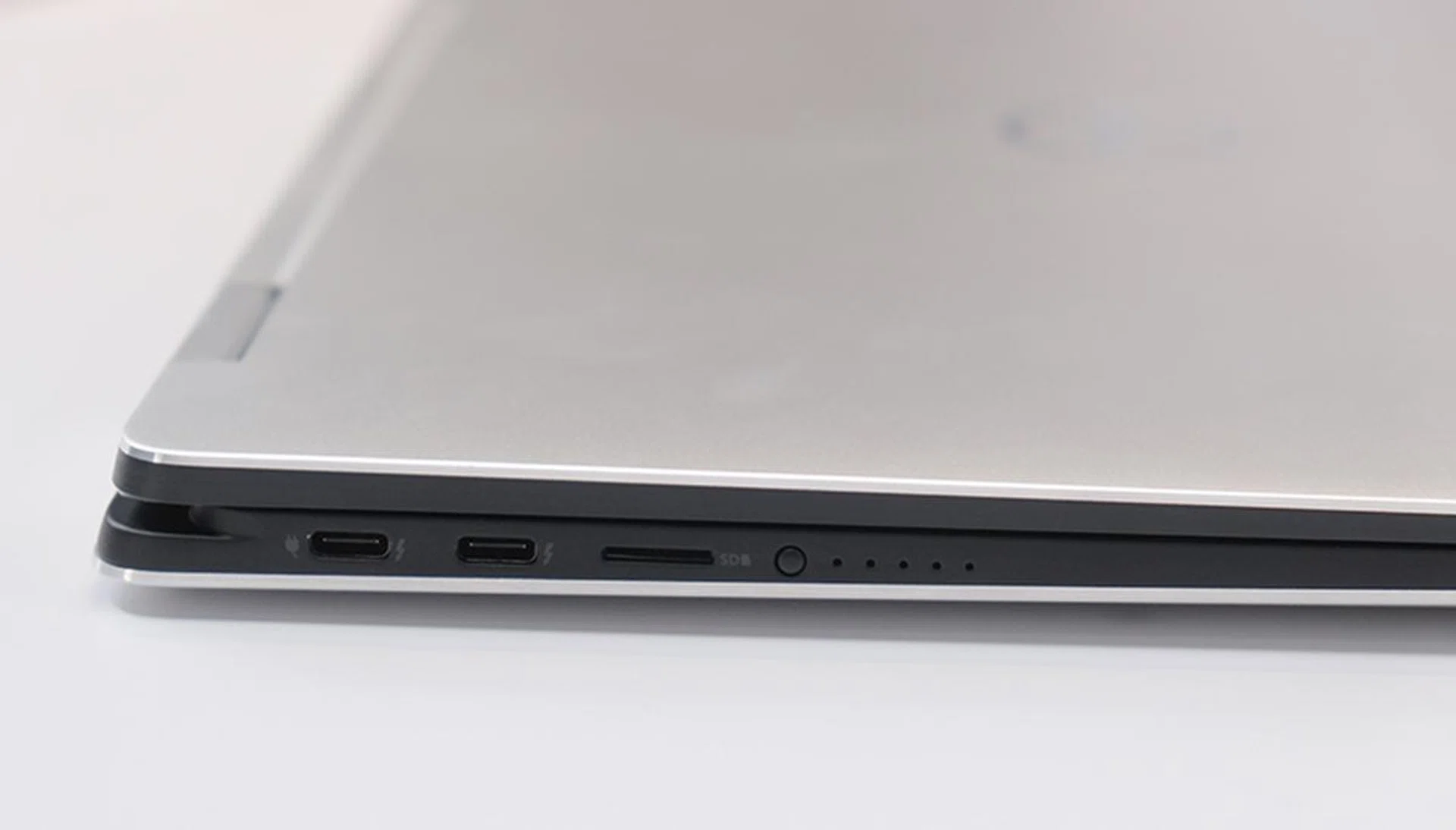 On the left are two USB-C ports supporting Thunderbolt 3, a microSD card reader, and a battery reserve indicator. On the opposite side are two more USB-C ports supporting USB 3.1 and a 3.5mm headphone jack. 
