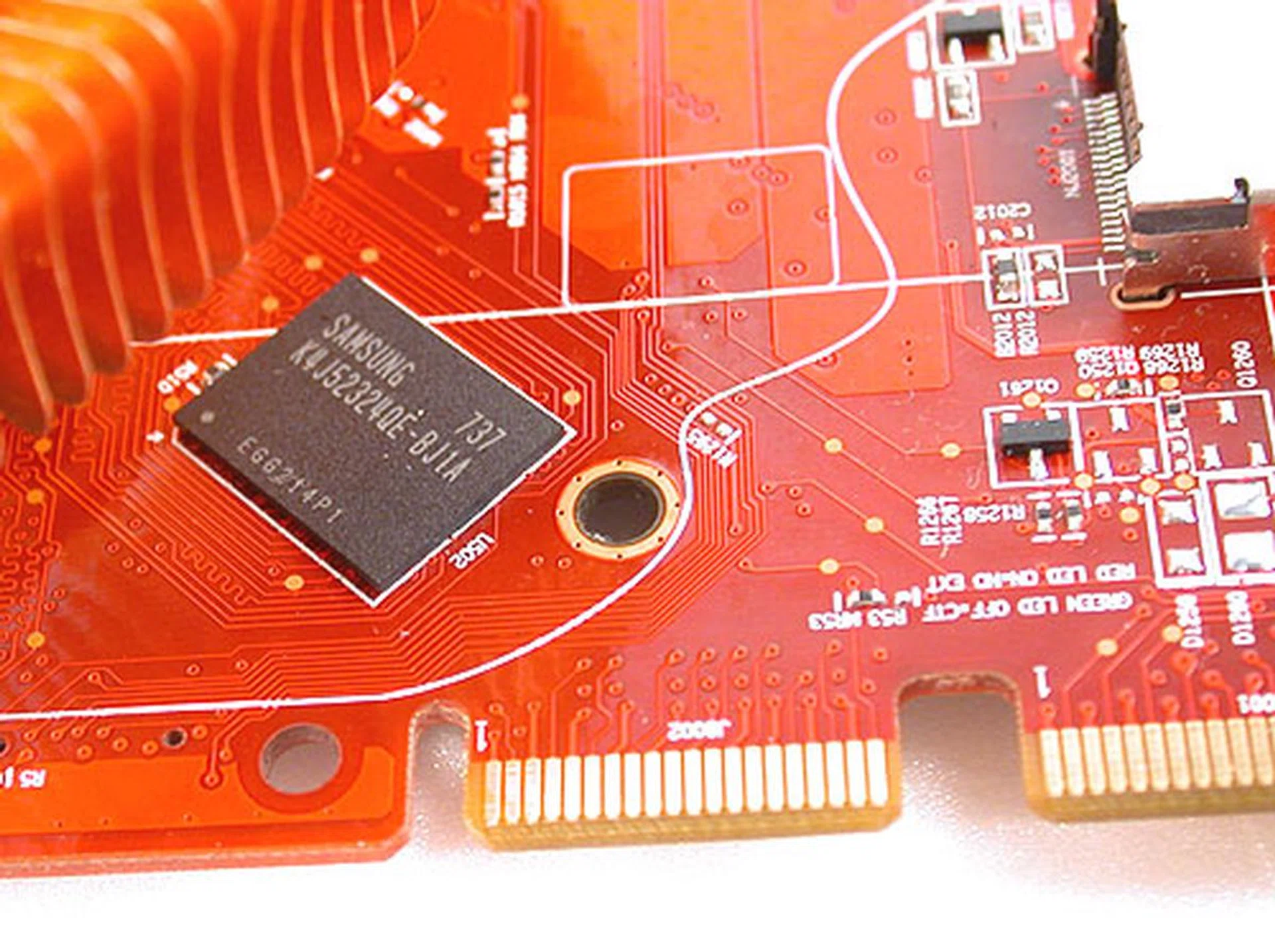 The PowerColor has 512MB of GDDR3 memory and uses 1.0ns chips from Samsung. There are also two CrossFire connectors, ready for any future CrossFireX ventures.