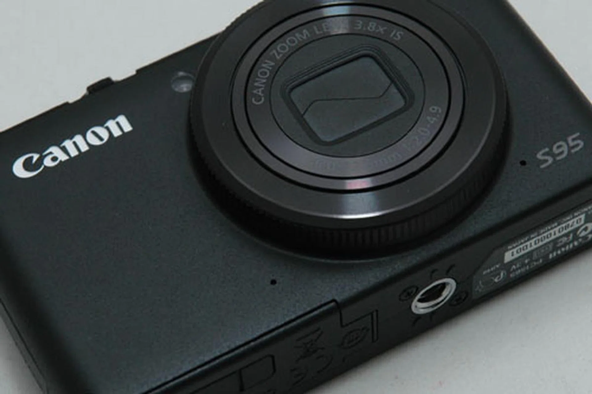 The front of the body has a grainy texture, which helps improve grip. The two tiny holes beside the lens are the new stereo microphones for video recording.