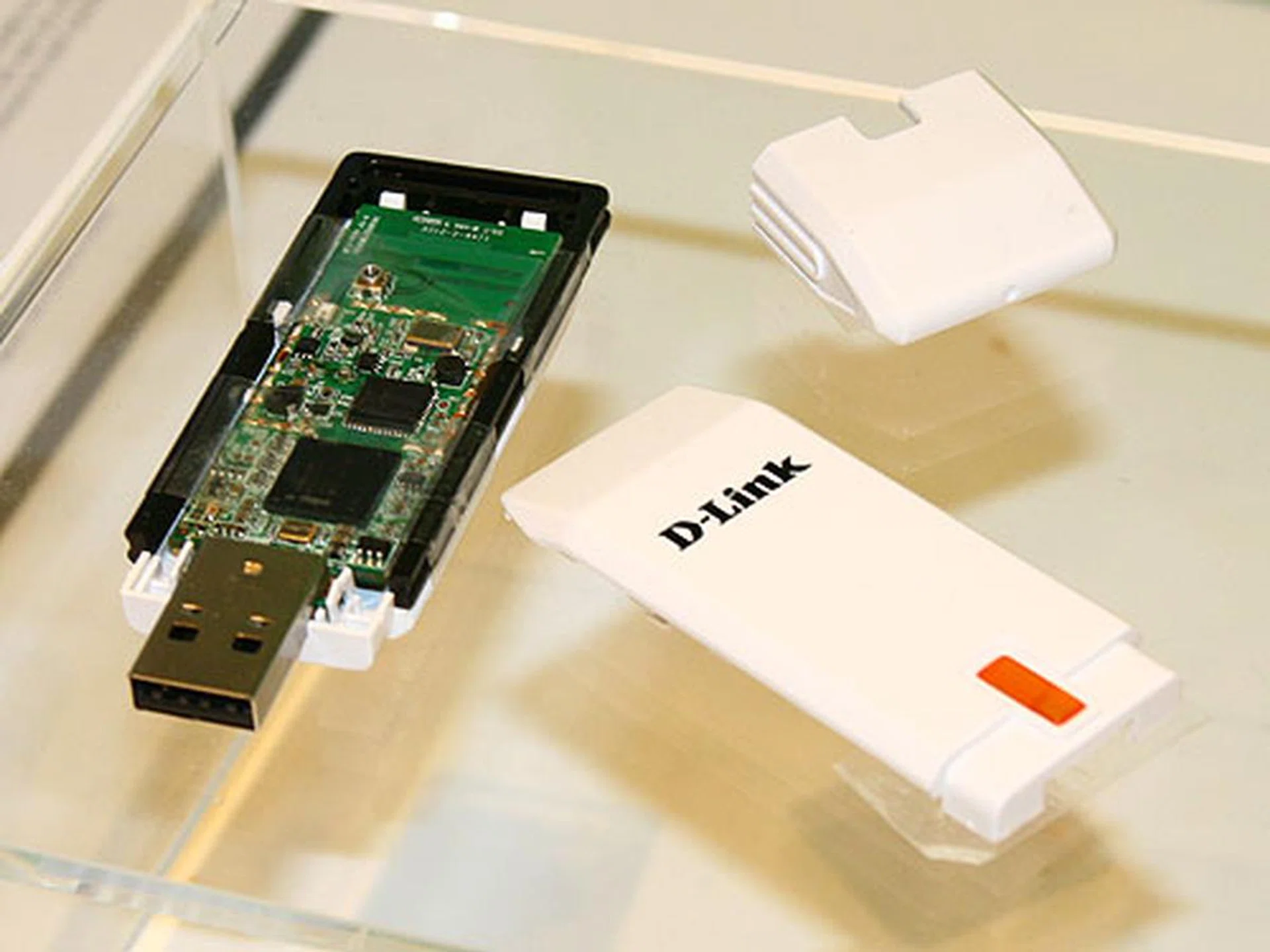  D-Link's wireless USB dongle will be using Realtek's solution. Looks like it's ready to be shipped very soon. According to Realtek, it would be this year end.  