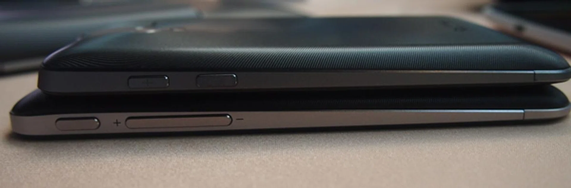 The 0.2mm difference in thickness between the ASUS PadFone 2 (bottom) and PadFone (top) is negligible during our hands-on. 