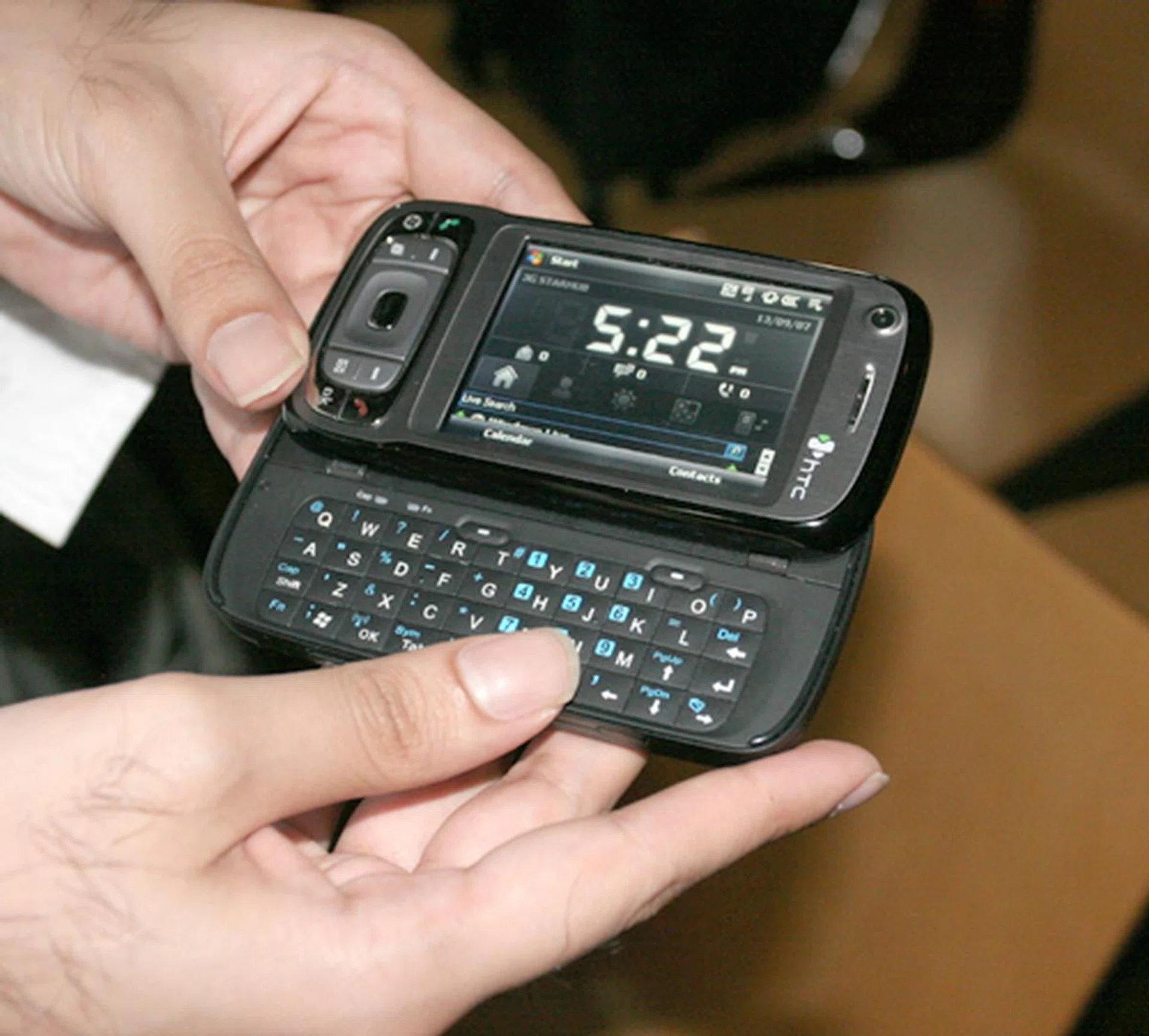 As opposed to the Dopod 838 Pro's left to right sliding direction, the HTC TyTN's new sliding direction, right to left, is more natural in terms of ergonomics.