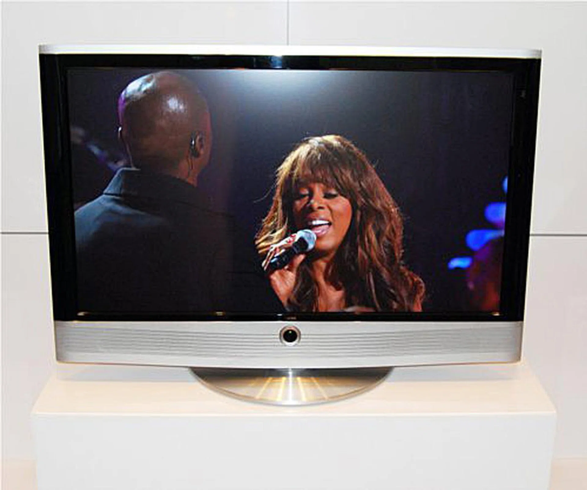 The 42-inch Loewe Art TV offers a big screen and not much else since it does not have 3D capabilities.