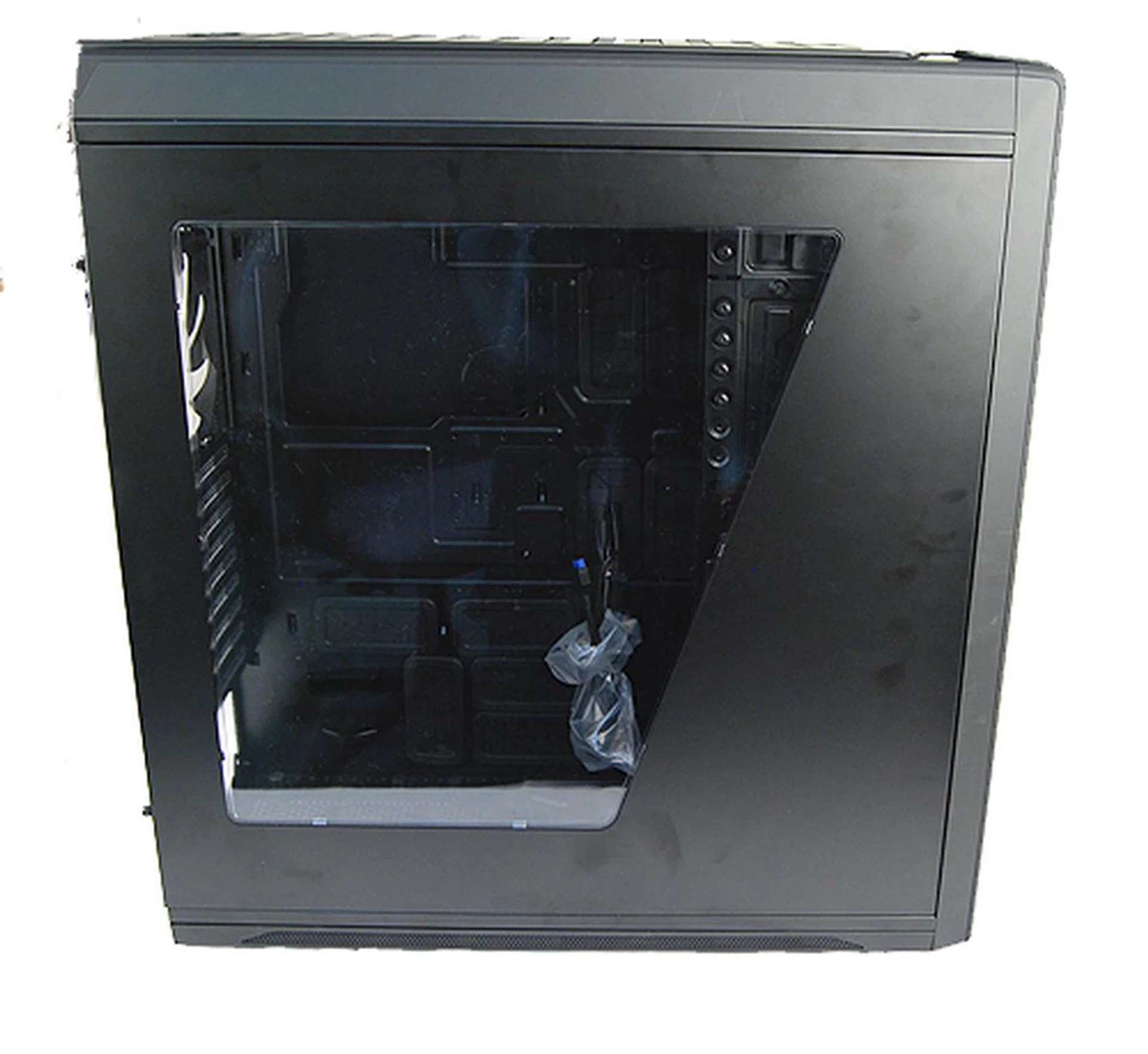 For those who like showing off, the right panel features a humongous clear window that lets users display their components in all its glory.