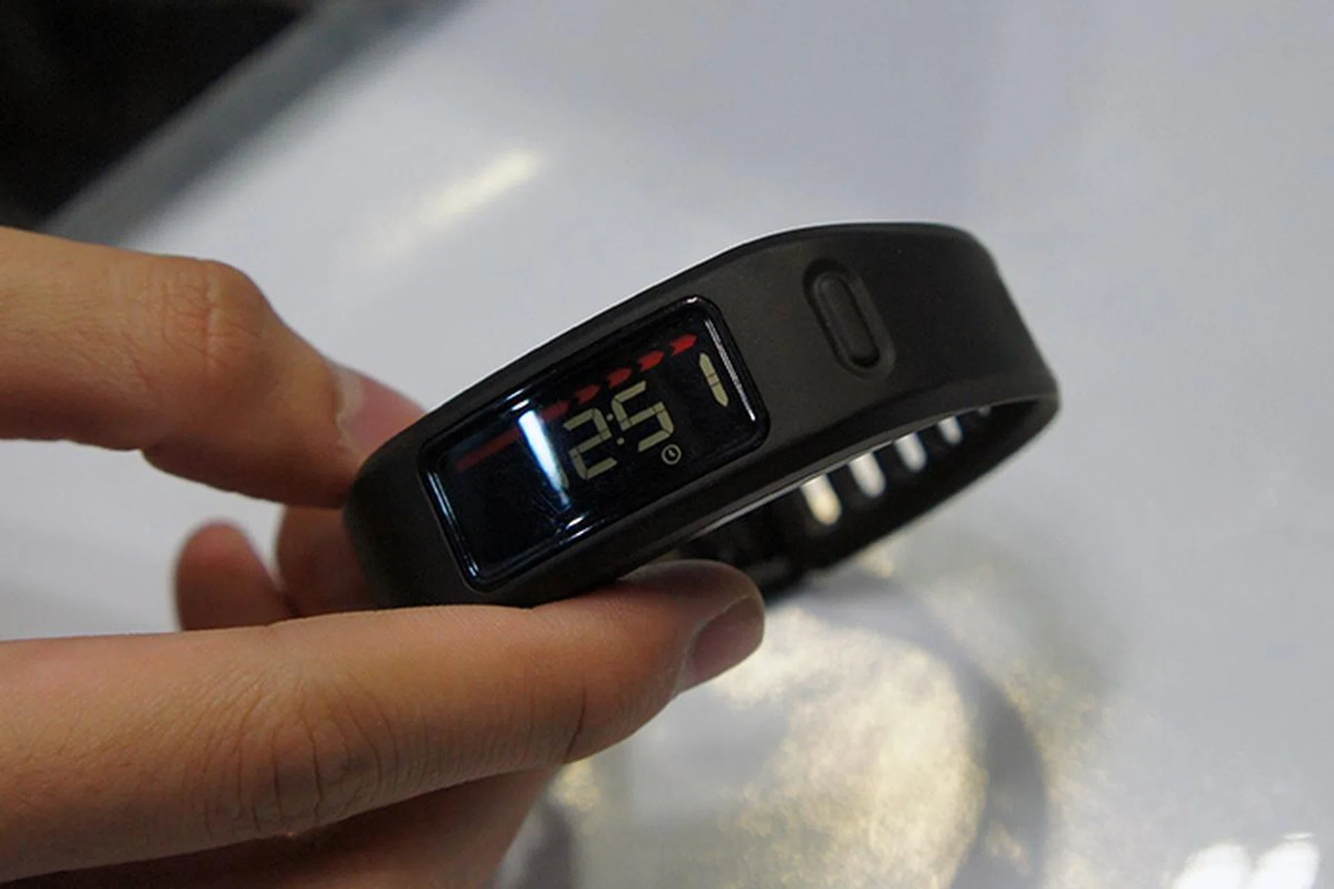 The Garmin vivofit fitness band tracks your footsteps, calories burned, and is water resistant. The simple bundle is $179 (U.P.: $209), whereas the other bundle that comes with three additional color bands is going for $199 (U.P.: $250).