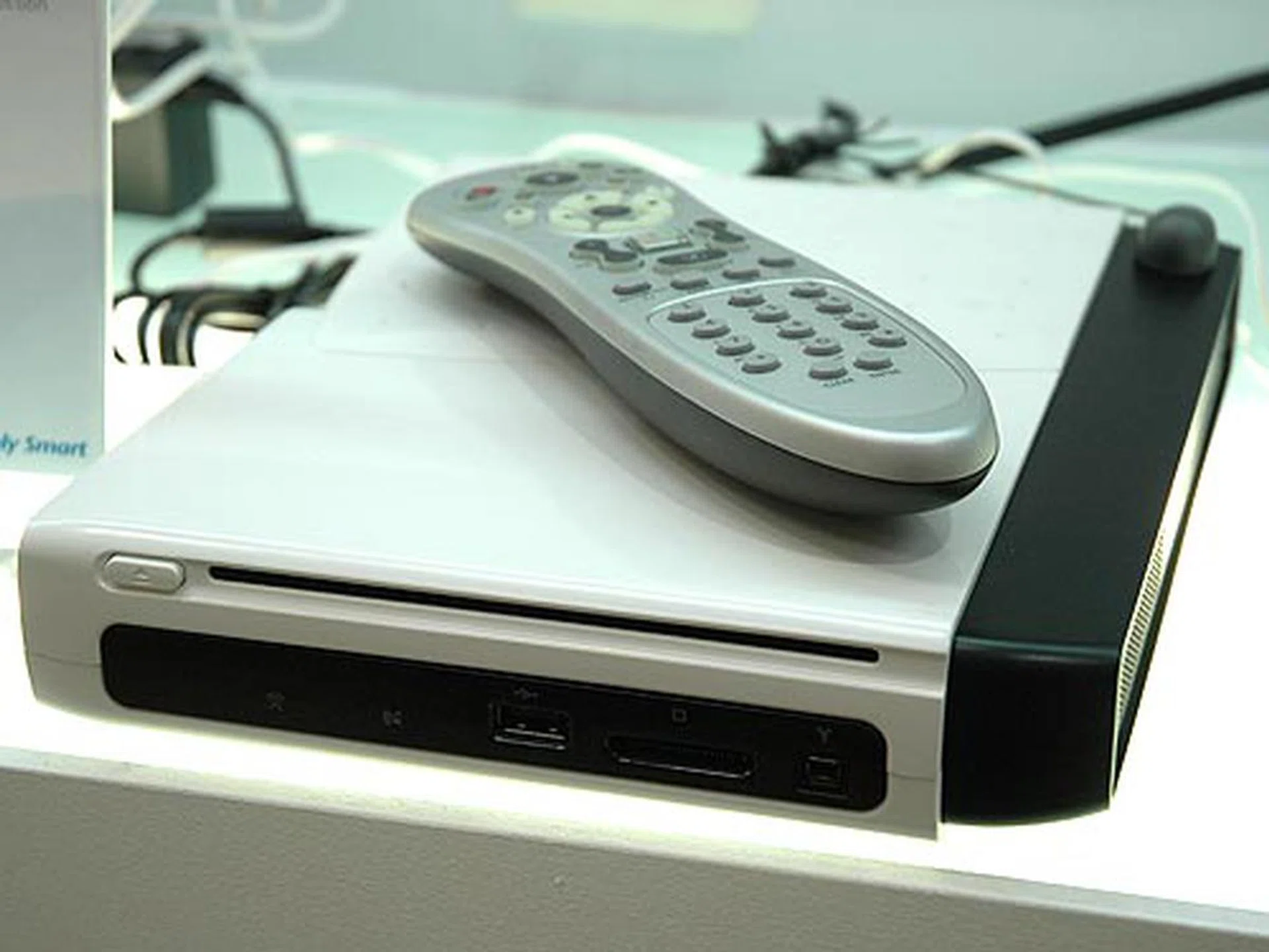 The P60 is an Intel Viiv enabled product that fits into the living room as a media center. It comes with an Intel Core Duo processor and it's based on the Intel 945GT paired with the ICH7-M (DH). Specifications include an Intel-based Gigabit Ethernet port and built-in high definition audio for up to 7.1-channels of audio. It's also integrated with high-speed wireless LAN and a mini PCI TV Tuner that supports both analog and digital TV broadcasts.