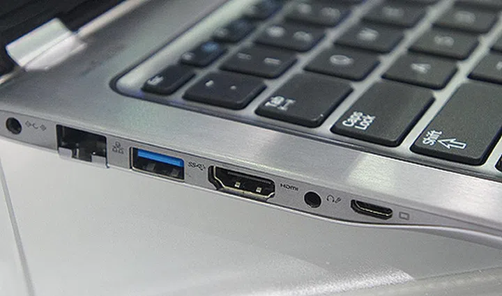 On the left, lies your DC-in, Ethernet port, USB 3.0 port, a HDMI port and a headphone/microphone jack.