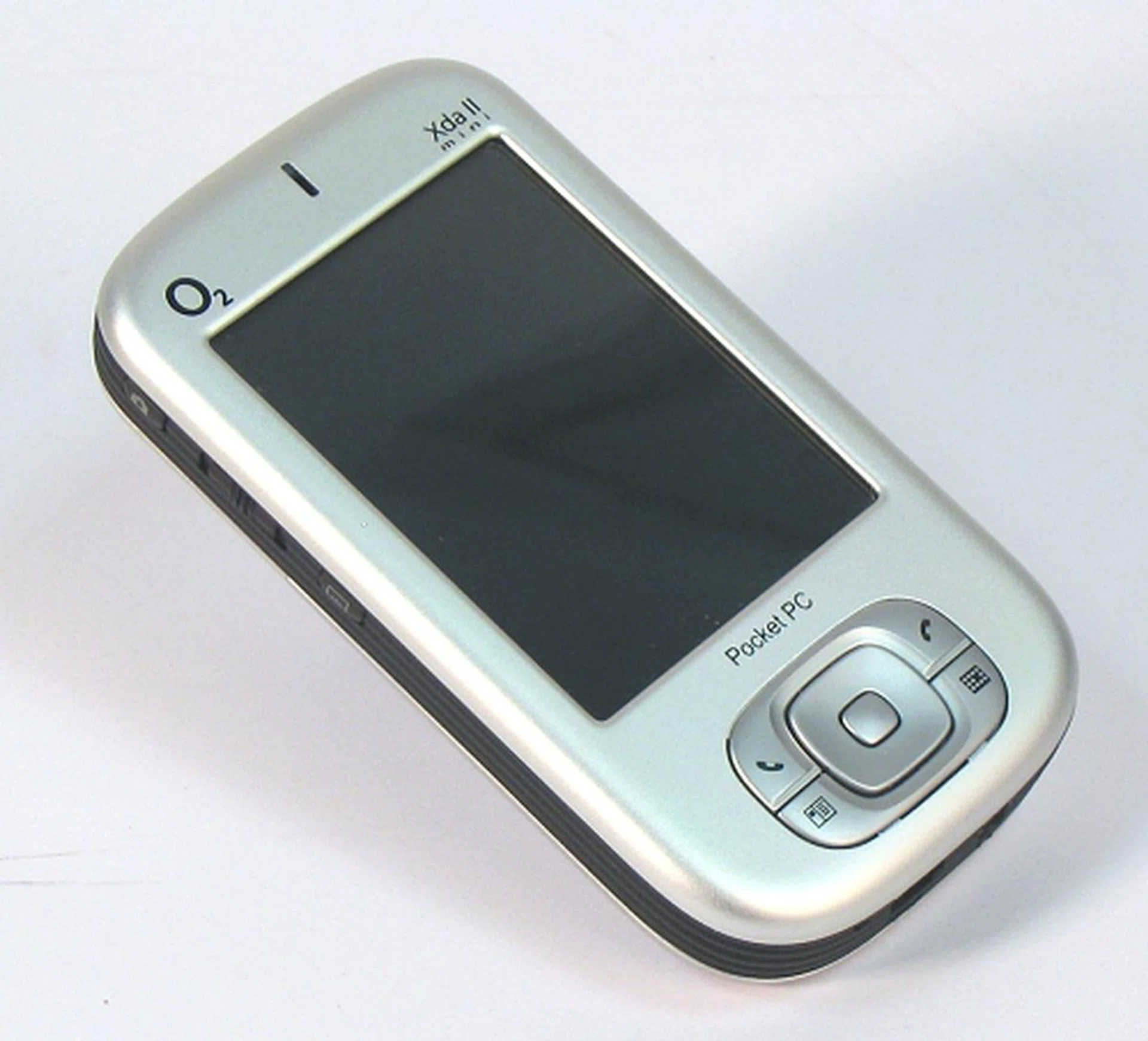 The O2 XDA Mini, though lacking in a few features such as Wi-Fi support, was one of the few devices that has attained a high level of convergence with the help of the Windows Mobile platform back then.