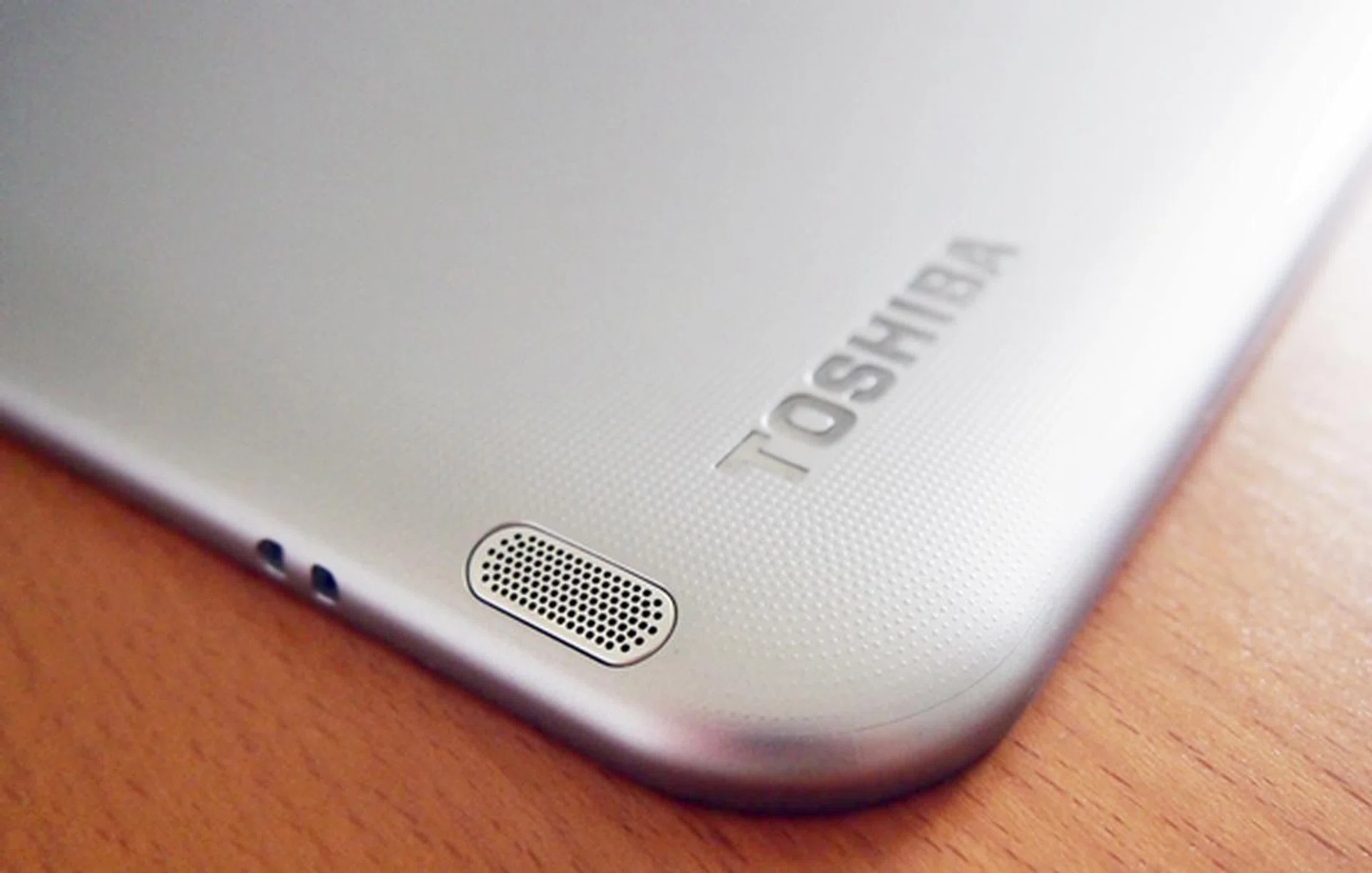 The rounded corners and textured rear surface provide a good handling.
