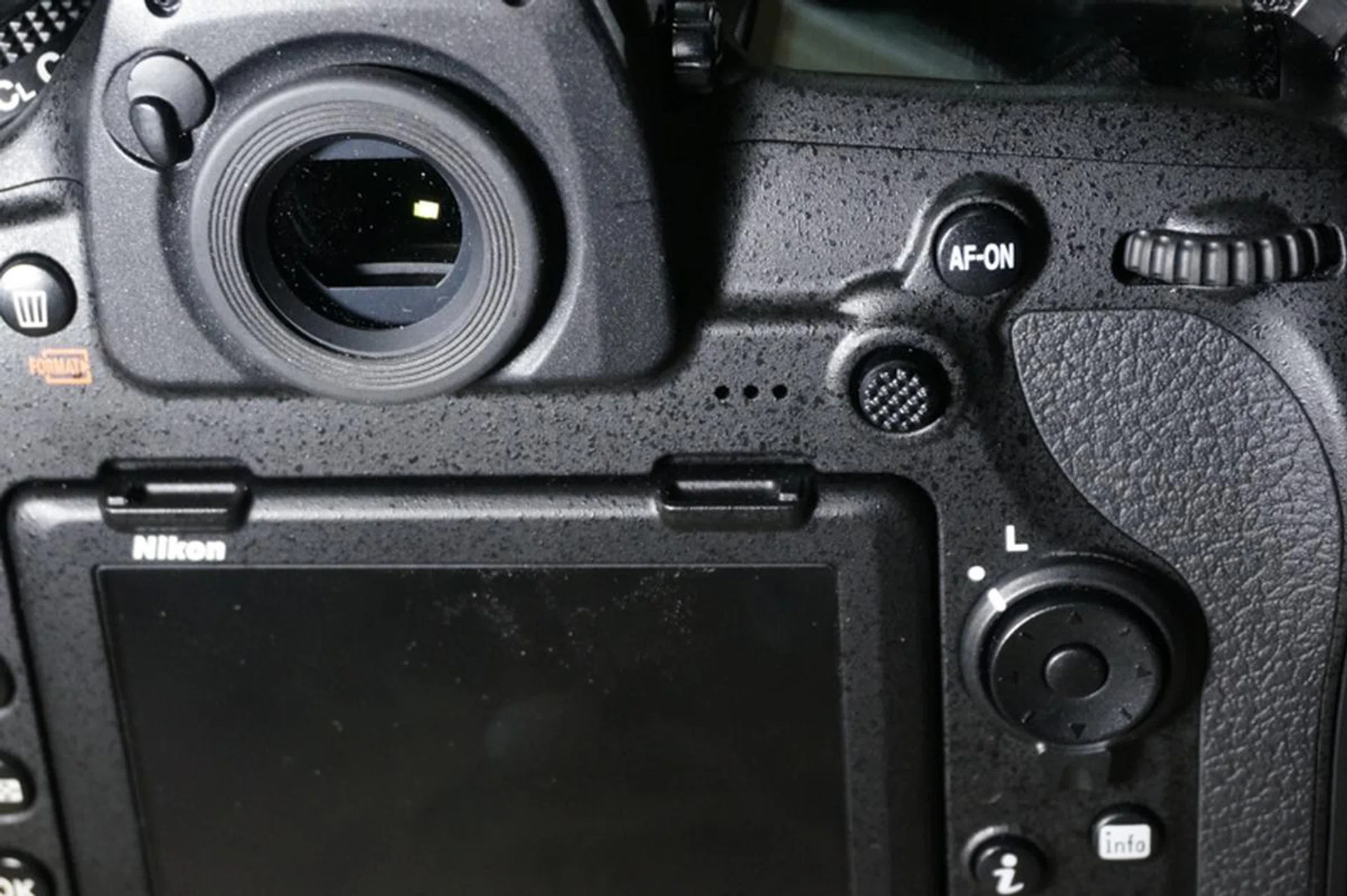 The focus selector joystick makes it much easier for you to adjust focus point with eye up to the viewfinder.