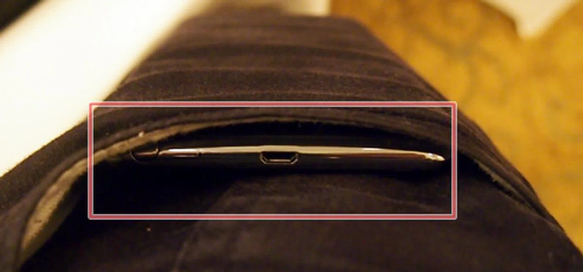 ... it fits perfectly fine! Fortunately, it doesn't feel heavy, nor caused a bulge to appear. We guess Samsung has done a bit of homework.