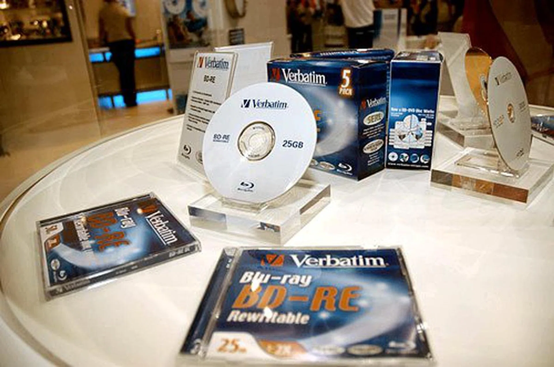 Verbatim was on hand to offer solutions for both Blu-ray and HD DVD in the form of a 25GB Blu-ray disc with ScratchGuard+ surface and 15GB HD DVD. This is on top of a 2nd generation MP3 player called the Store 'n' Play MP3 player series, 12GB Store 'n' Go USB HD drive (available in Oct 2006), new 8cm Mini 2.6GB DVD+R DL media (the Mini DVD+RW and DVD-RW versions support 1.4GB) and the world's first Mini DVD-R DL media (with printable surface). The Mini DVD-R DL comes in 4x speed while Mini DVD+R DL is at 2.4x.