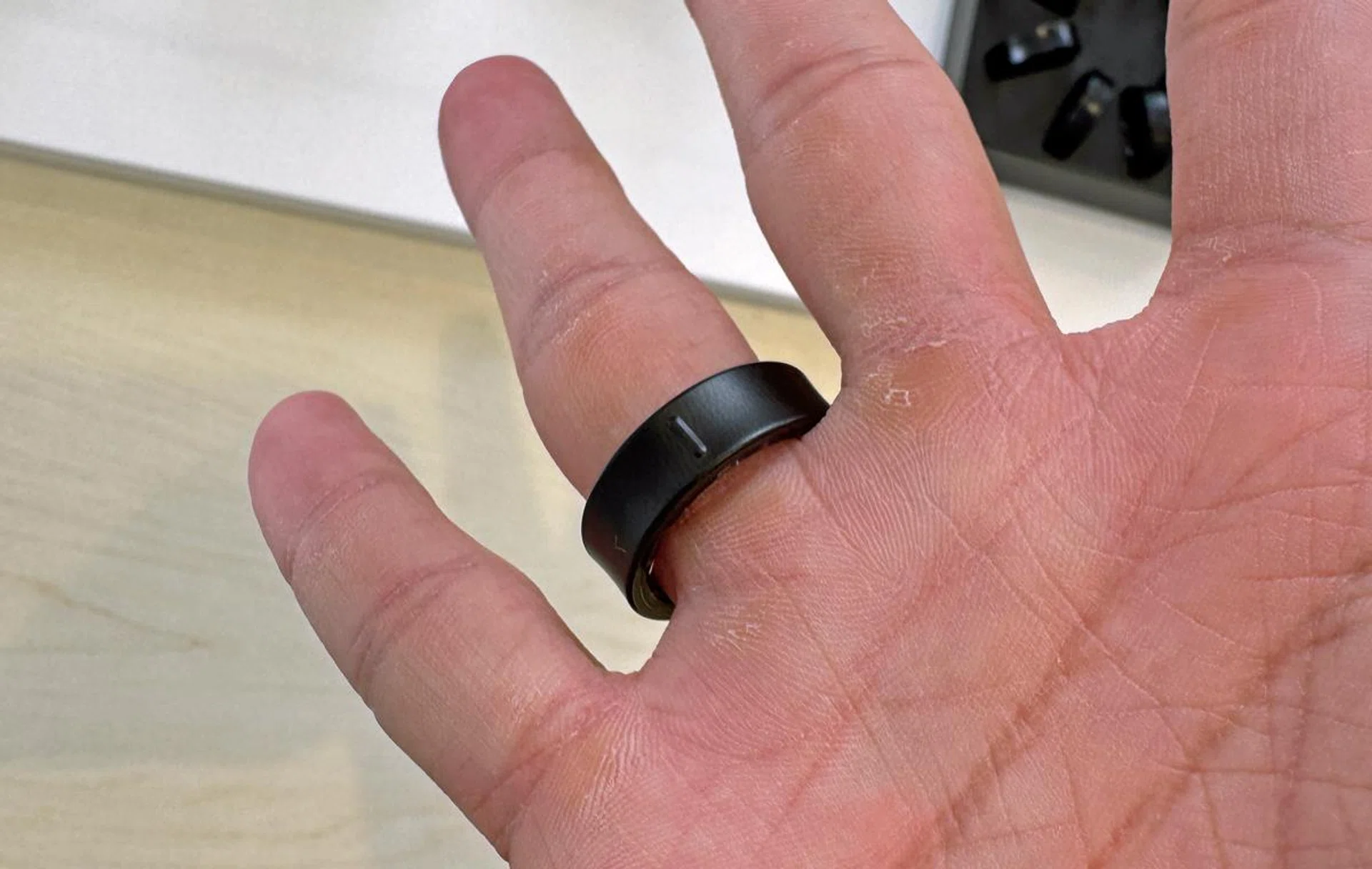Wearing the Samsung Galaxy Ring the correct way: line marking on the inside of the palm. Photo: HWZ.