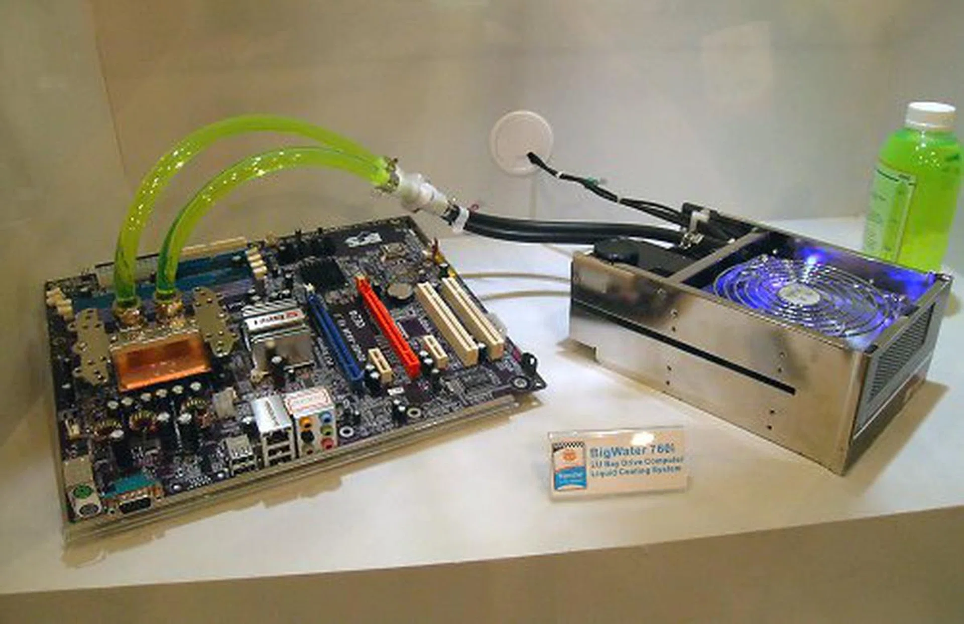  Water cooling is not only becoming easier, but also classier with each generation. The Thermaltake BigWater 760i is a dual drive bay liquid cooling system that is easy to install and features a new slim copper waterblock with micro channel flow design.  