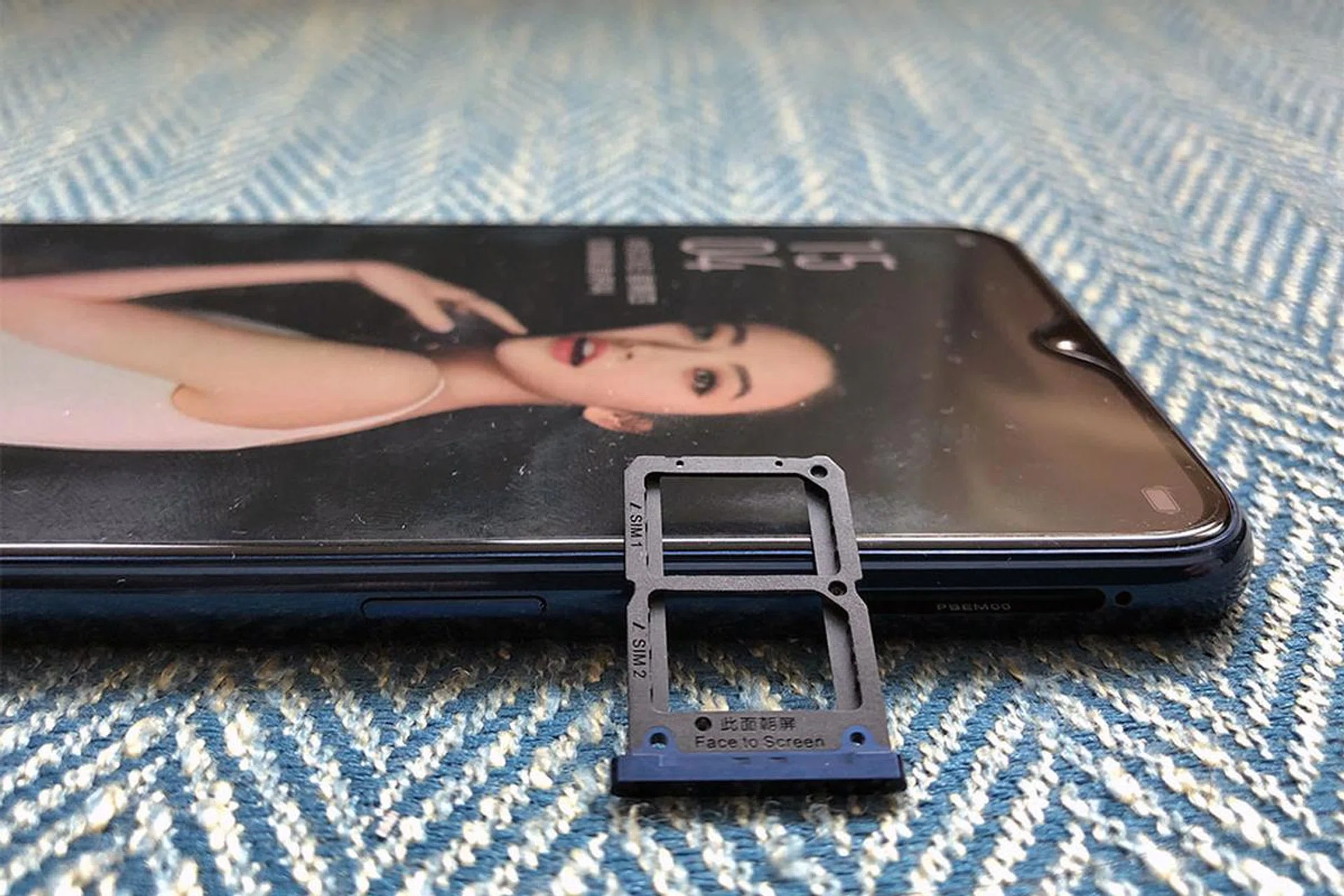 The R17 is a dual-SIM-capable phone.