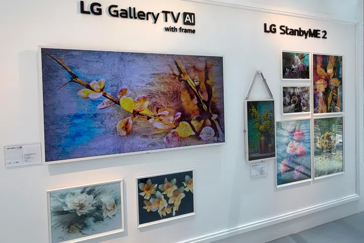 LG’s Art Gallery tunnel