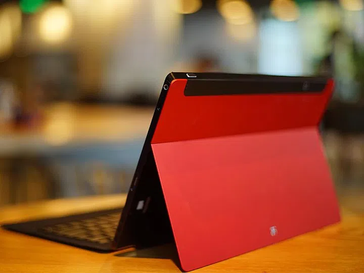 The Remix ultra-tablet has an uncanny appearance to another familiar tablet, but its OS will probably make it unique.