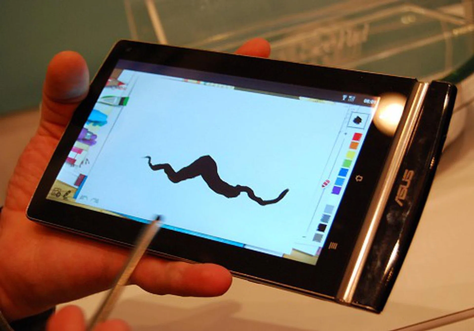 Now for those who got jitters on knowing it has a stylus pen, fret not as the screen is a capacitive screen. The stylus is an additional input source for precision needs and comes handy for doodling (which responds to pressure as well) and other such needs. The Eee Pad Memo might not be as petite for its intended screen size, but it's a versatile sidekick for various needs.