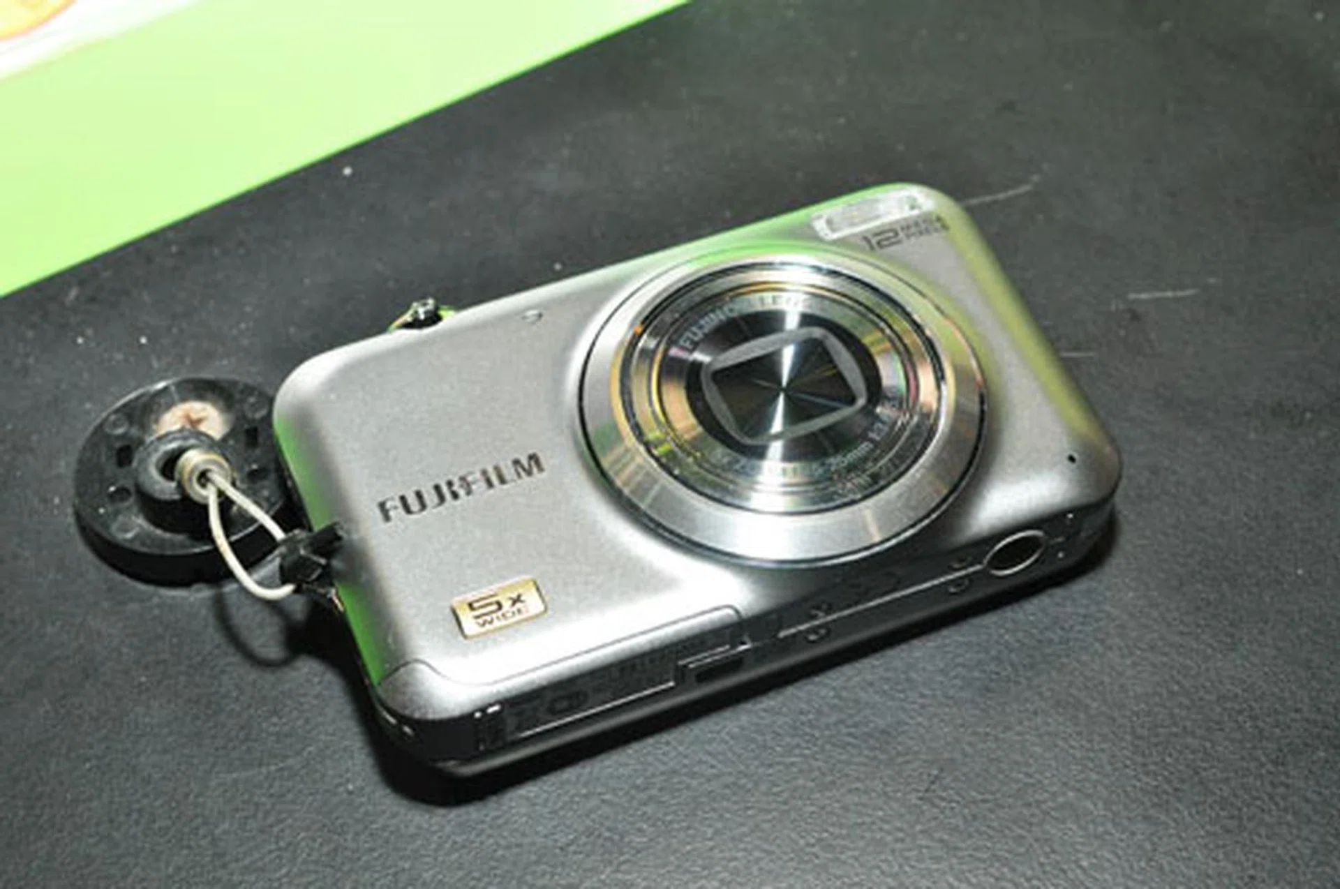 Fujifilm has a student offer for those low on budget, the JX200 is a 12MP, 5x optical zoom shooter selling for only $179 (U.P. $299). Comes with free gifts too!