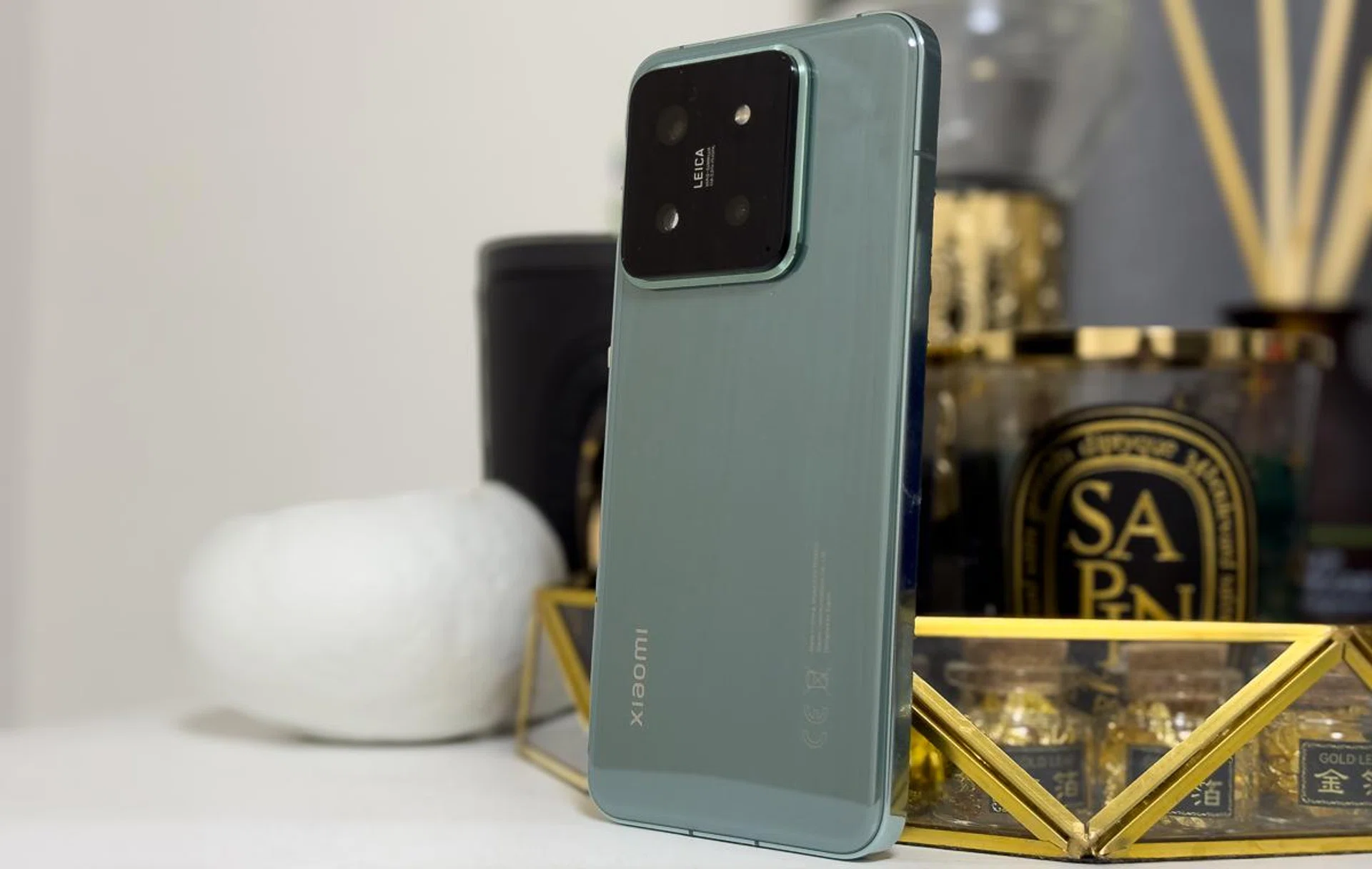 The glass back is rather reflective.