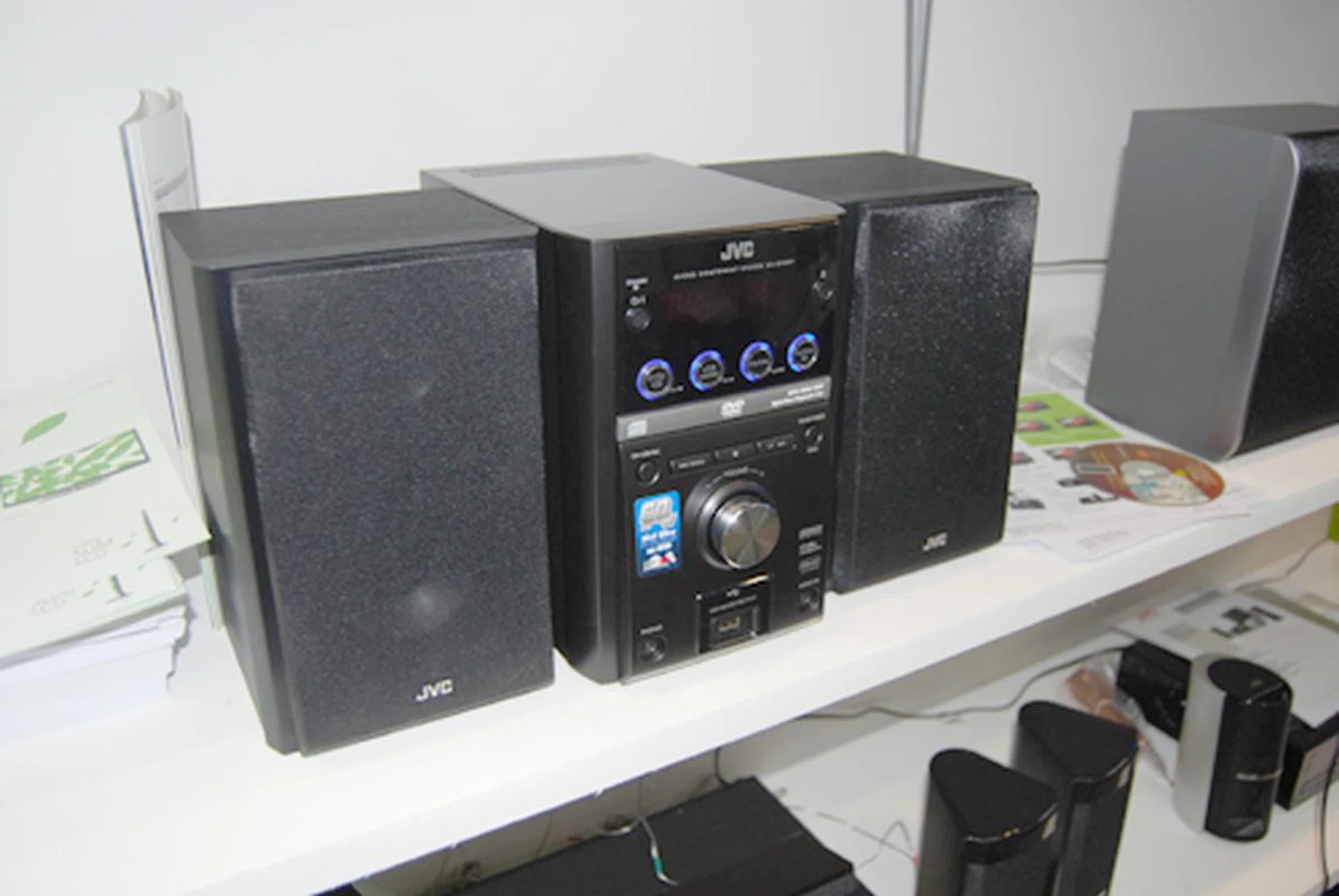  And for the audiophiles, there's also the JVC UX-G500 with multiple support for DVD, CD, and MP3, not to mention a USB host that allows you to connect portable media player straight to the UX-G500. The price? S$269.  