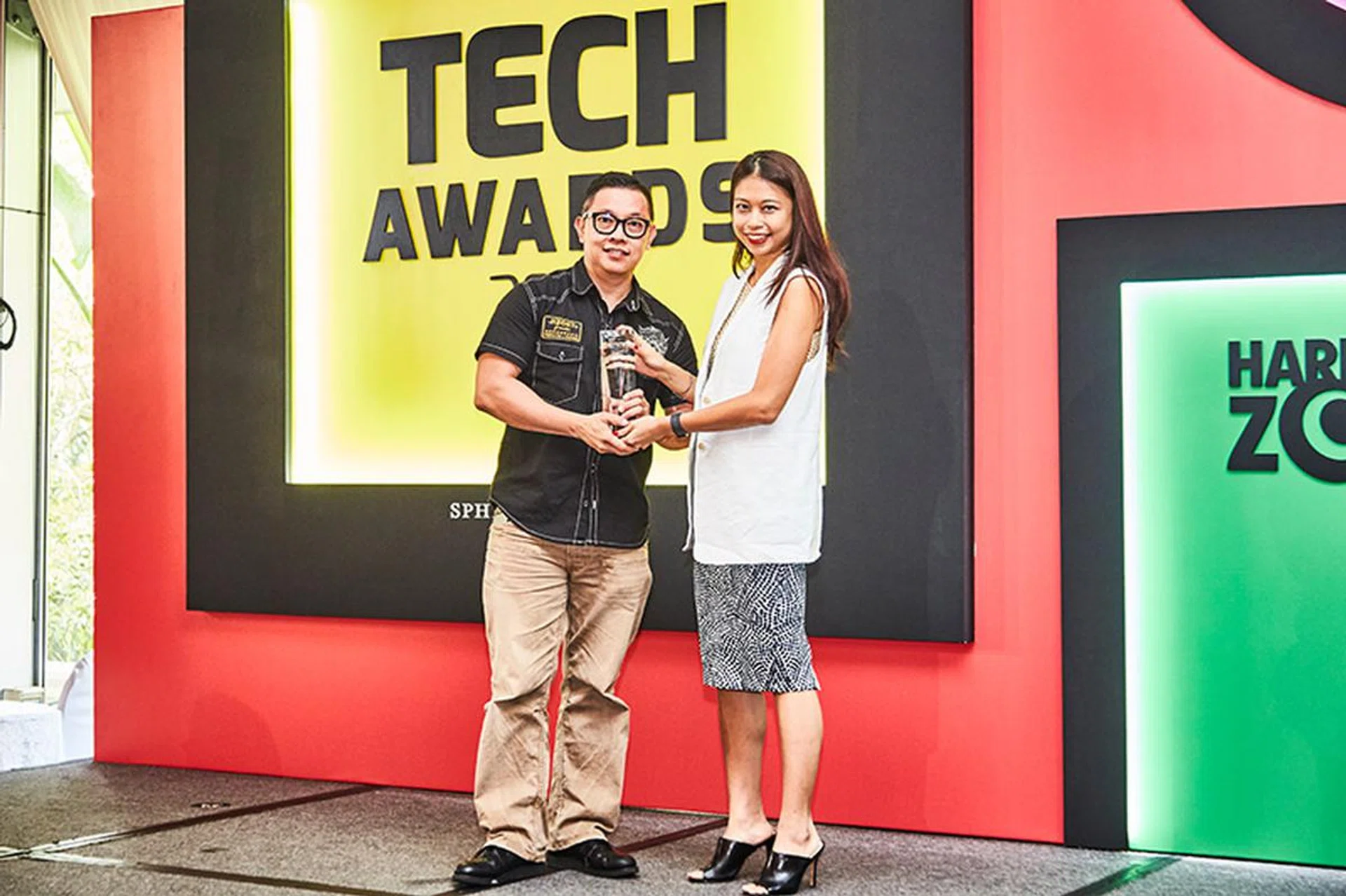 Our readers' favorite gaming publisher this year is Nintendo. Accepting the award here is Mr. Craig Soo from Maxsoft, which is the official distributor for Nintendo in this region. Mr. Soo is also here to receive the Editor's Choice awards for Best Online Game and Game of the Year, both of which go to Overwatch, on behalf of Blizzard Entertainment.