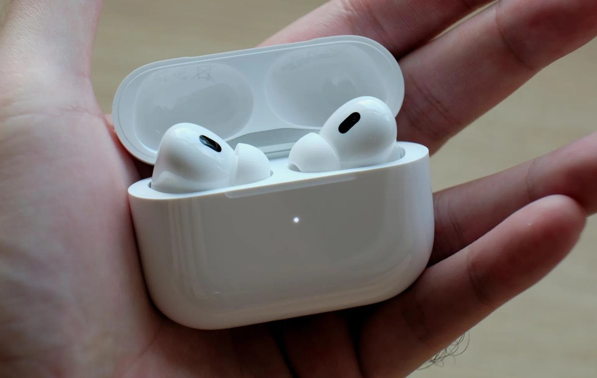 The charging case is very compact and remains pocketable. 