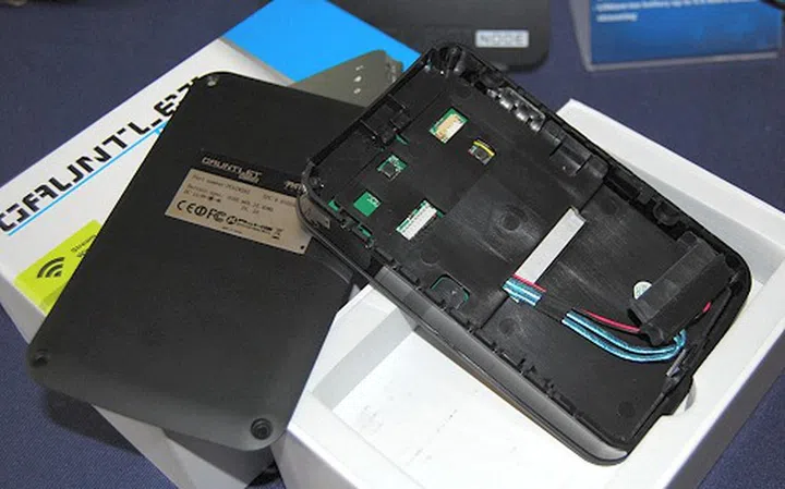 Popping open its top cover, we see the SATA power and data connector to accept a 2.5-inch SSD or HDD of your choice.