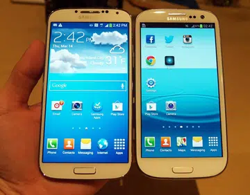 Samsung Galaxy S4 (left) and Samsung Galaxy S III (right).