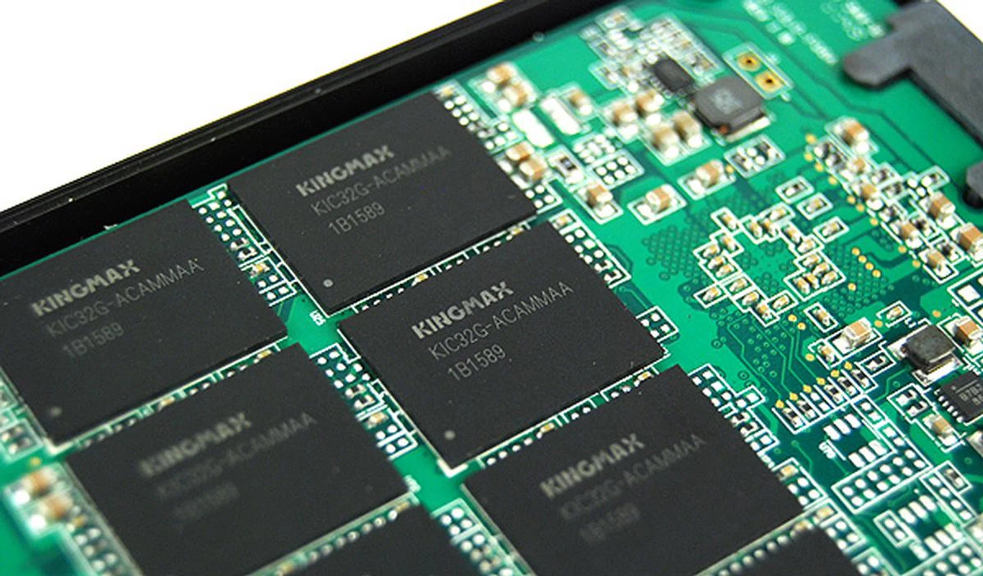 These are Kingmax's own 32GB chips with the part number KIC32G-ACAMMA.